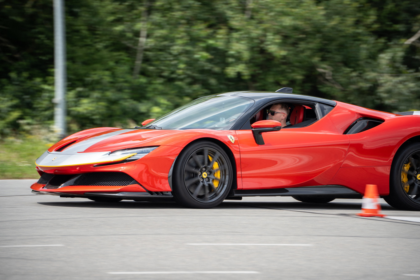 A Ferrari emeli az árakat az importvámok miatt – új címünk: Ferrari drágább lesz az USA-ban A Ferrari emeli az árakat az importvámok miatt – új címünk: Ferrari drágább lesz az USA-ban