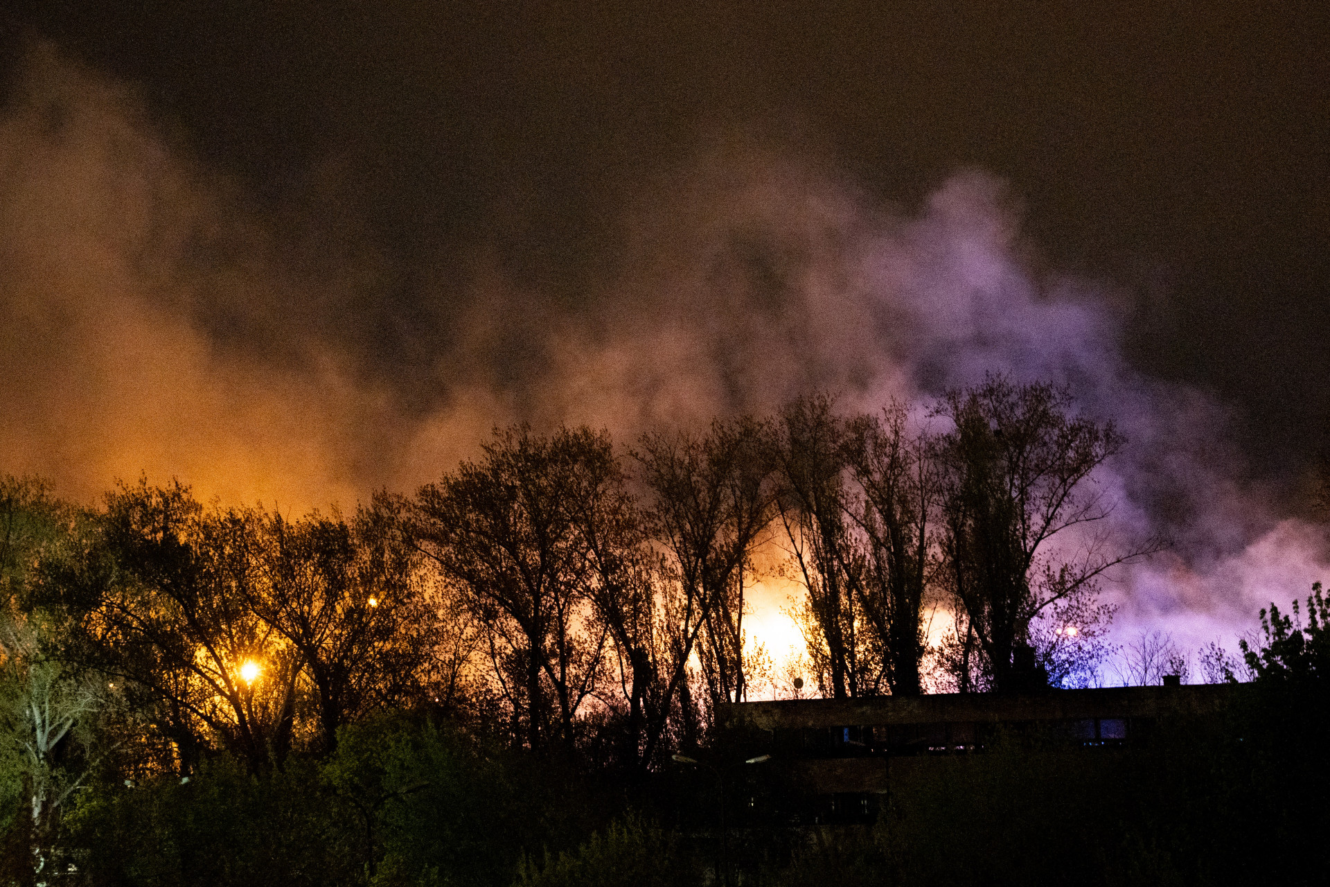 Hatalmas tűz van a XIII. kerületben, Rákosrendezőnél