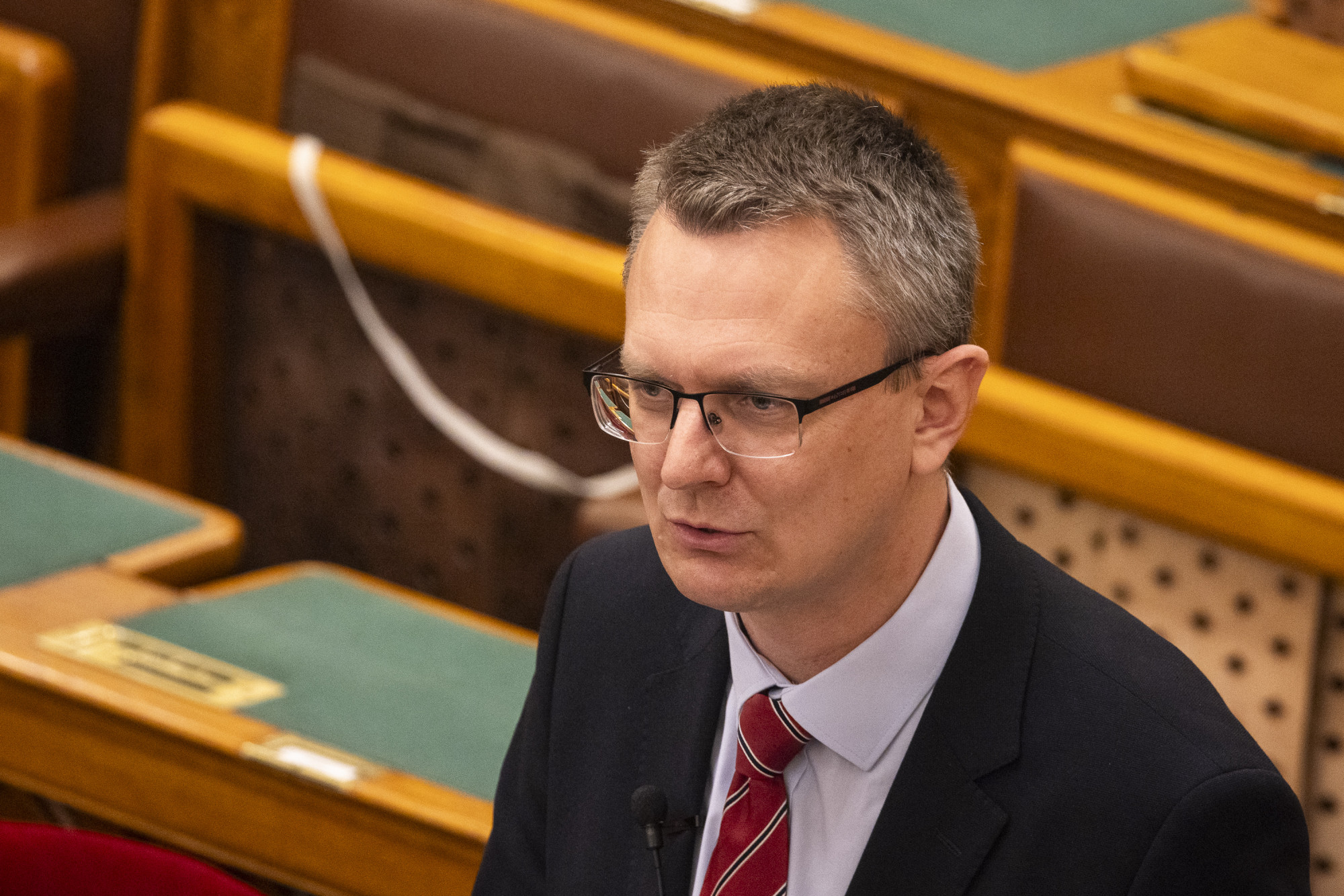 Rétvárit hiába kérdezték a parlamentben az őrmesterről, aki ellen fegyelmi indult, miután azt kérte, ne reklámozzák a fotójával a KDNP-t
