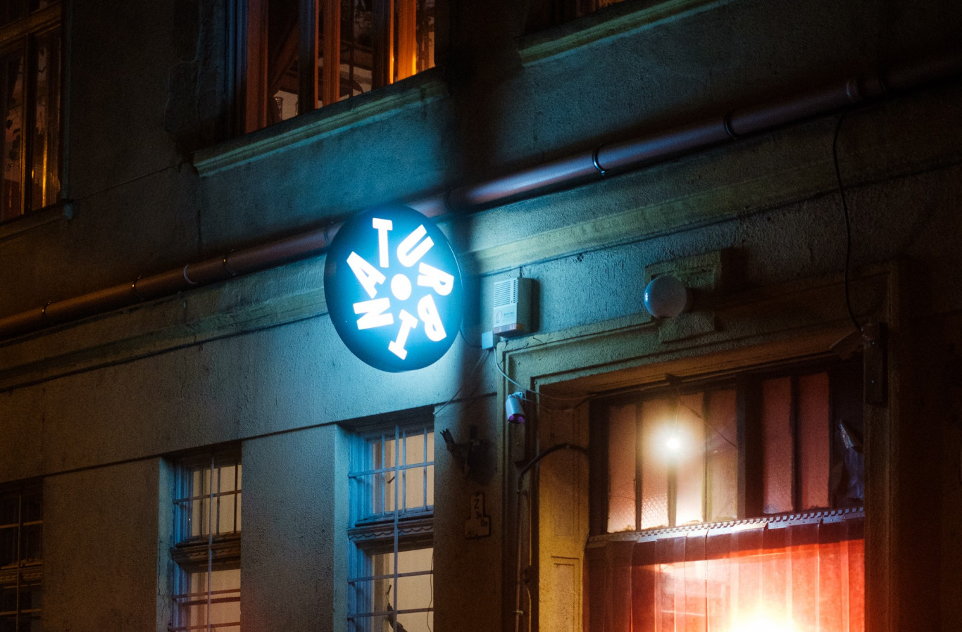 Zenés tüntetést szerveznek péntekre a Városháza parkba a Turbina bezárása miatt