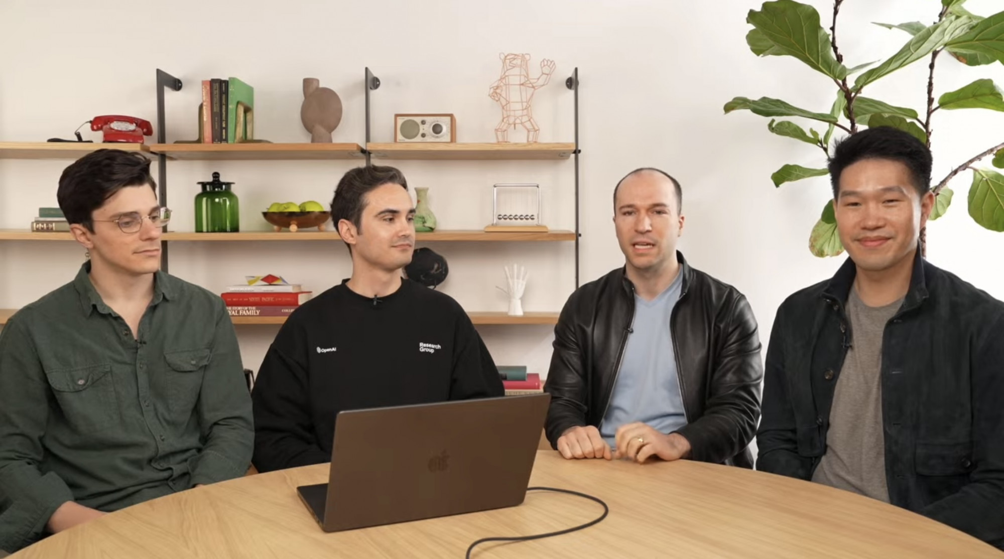Greg Brockman (jobbról második), az OpenAI elnöke és társalapítója a szerdai élőben közvetített bemutatón Greg Brockman (jobbról második), az OpenAI elnöke és társalapítója a szerdai élőben közvetített bemutatón