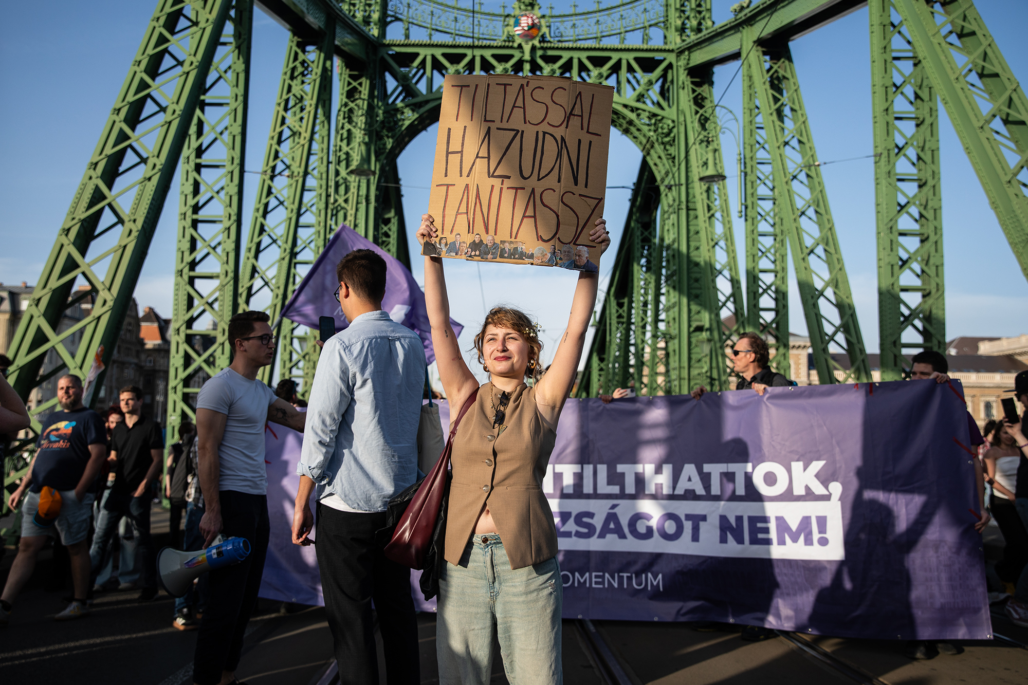 A Momentum feljelentést tesz a Szabadság hídon történt  rendőri fellépés ügyében