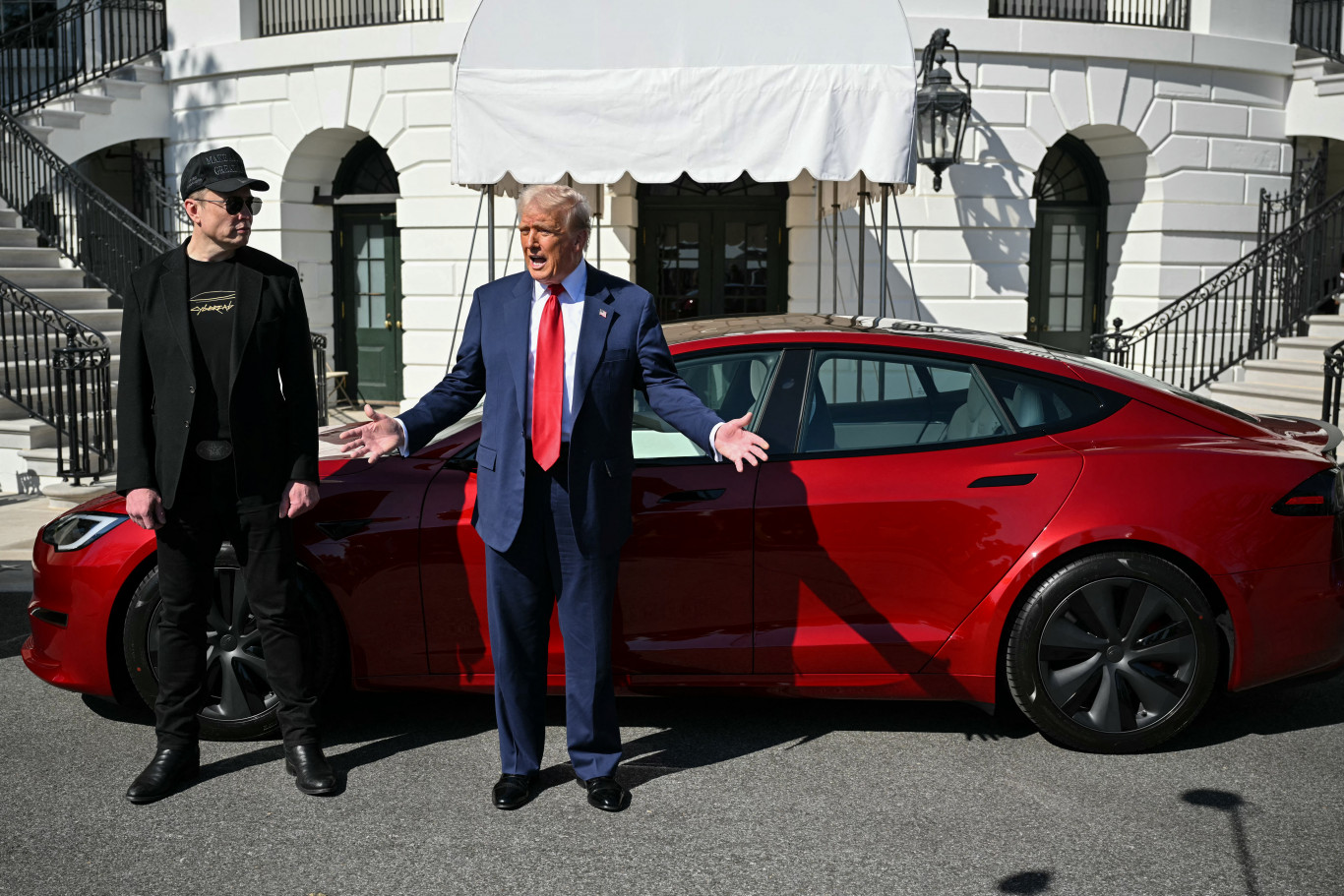 Trump eladja a Musktól vett piros Tesláját