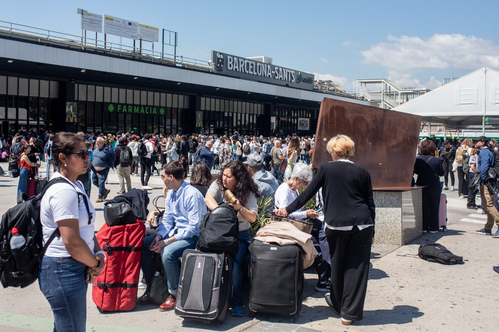 A barcelonai központi vasútállomást is evakuálták. A barcelonai központi vasútállomást is evakuálták.