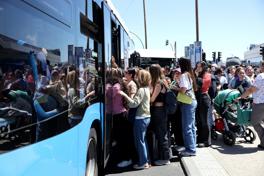 A madridi Atocha vasútállomáson rekedt utasokat buszokra szállították. A madridi Atocha vasútállomáson rekedt utasokat buszokra szállították.
