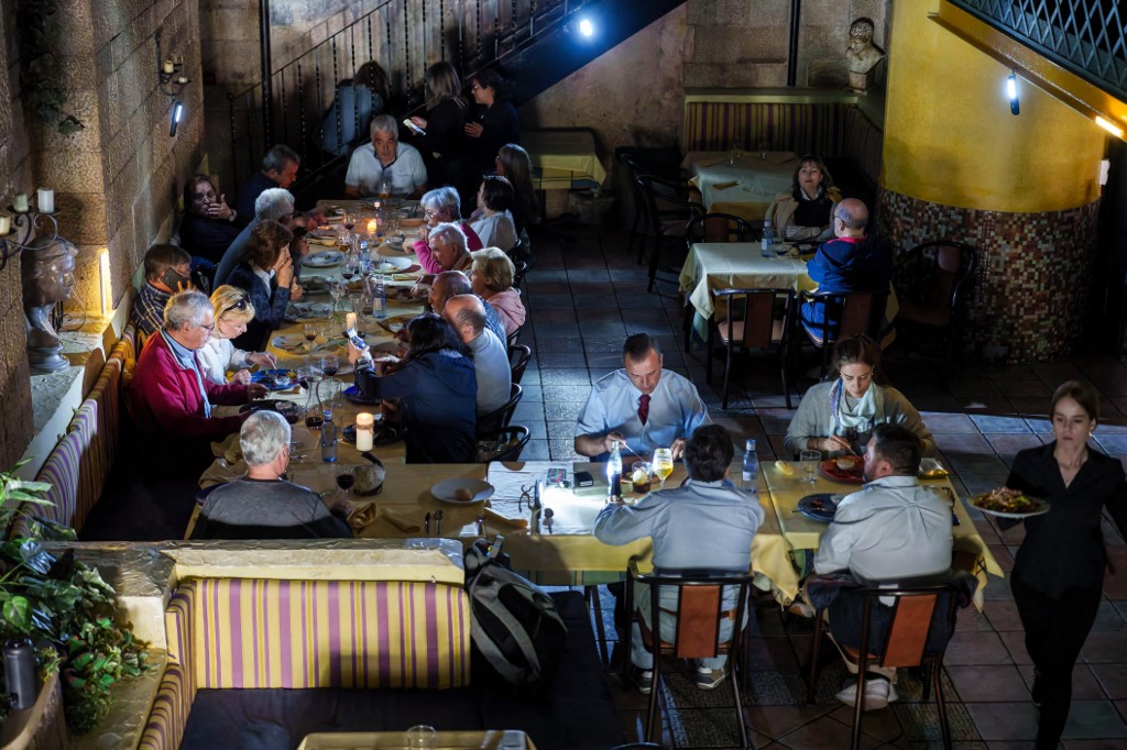 Gyertyafényes ebéd az áramszünet idején egy burgosi étteremben Gyertyafényes ebéd az áramszünet idején egy burgosi étteremben