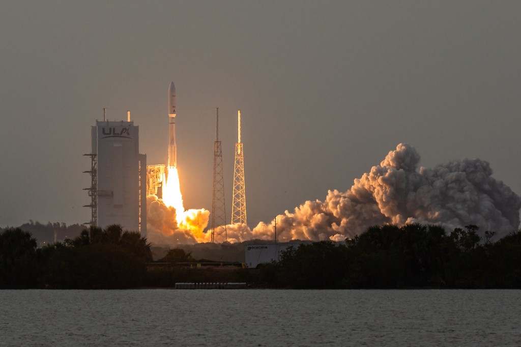 Fellőtték az Amazon első Kuiper műholdjait, amikkel a cég Elon Musk Starlinkjének nyomába ered