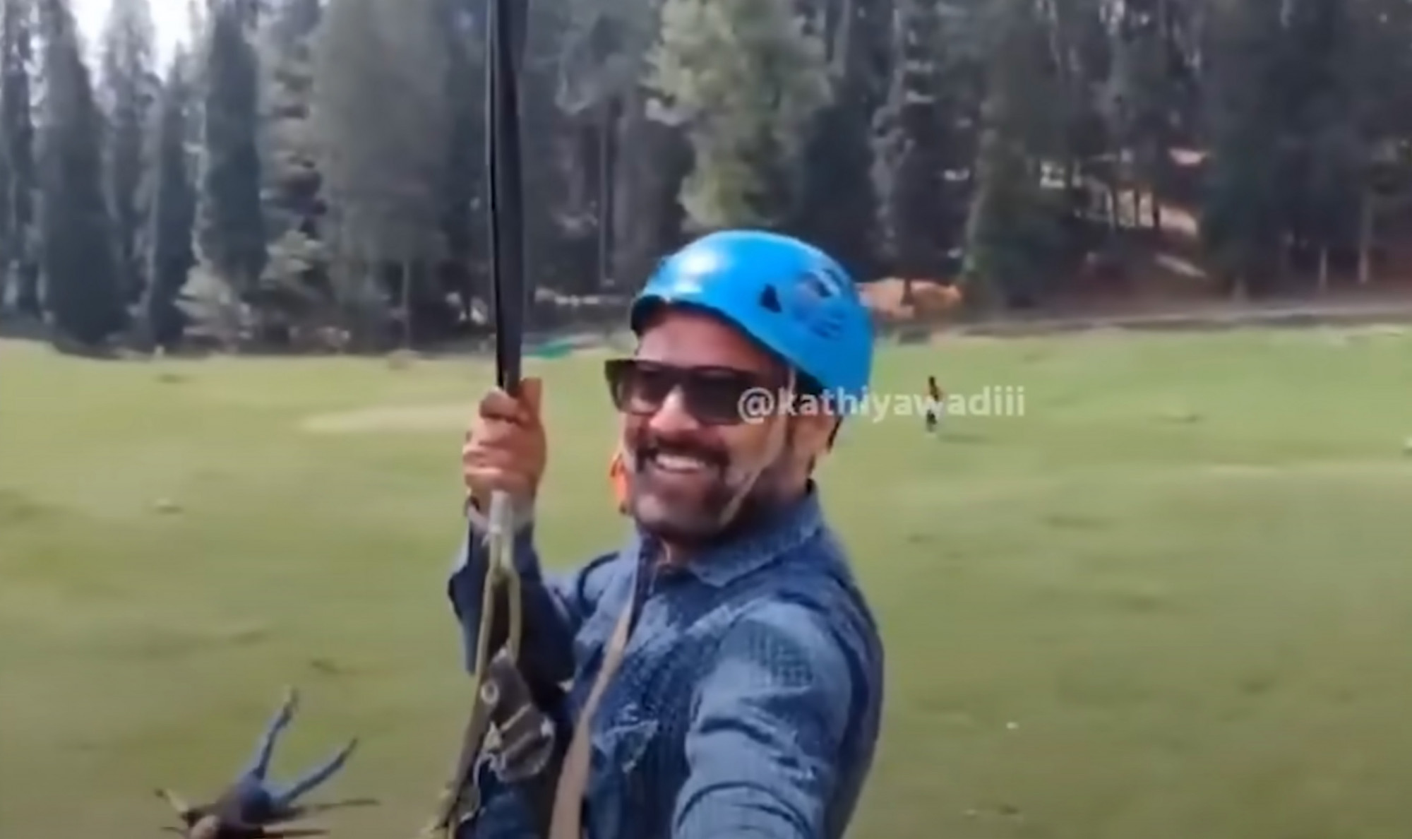 Egészen abszurd videós szelfit rögzített a vidáman zipline-ozó férfi, aki nem vette észre, hogy alatta épp halomra lövik az embereket a terroristák