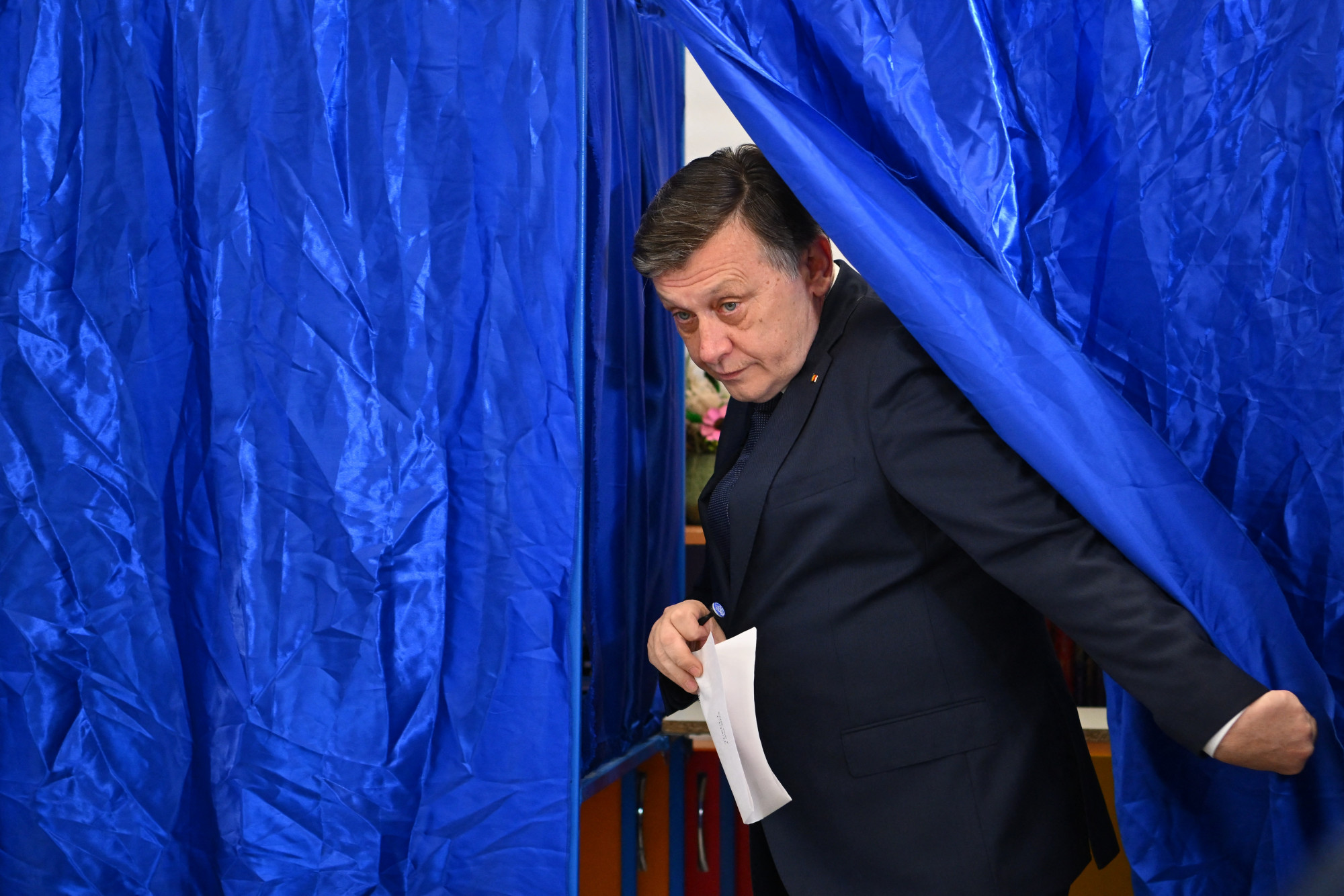 Belebukott a román kormány a vasárnapi elnökválasztásba