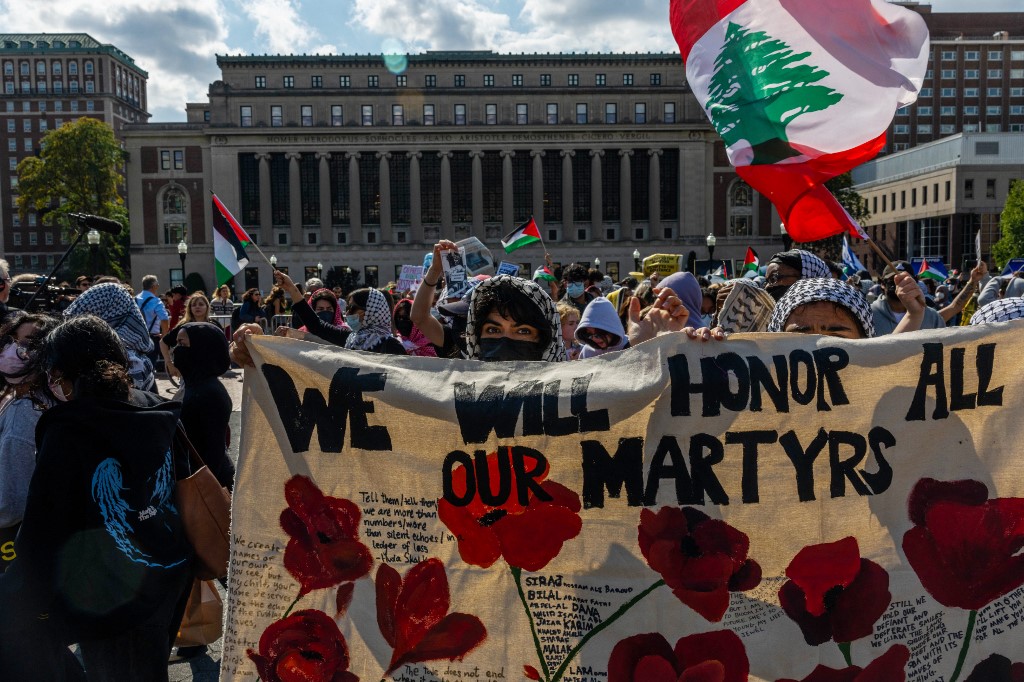 Palesztinpárti tüntetők a New York-i Columbia Egyetemen 2024. október 7-én, egy évvel a Hamász terrorszervezet által Izrael ellen indított támadás évfordulóján Palesztinpárti tüntetők a New York-i Columbia Egyetemen 2024. október 7-én, egy évvel a Hamász terrorszervezet által Izrael ellen indított támadás évfordulóján