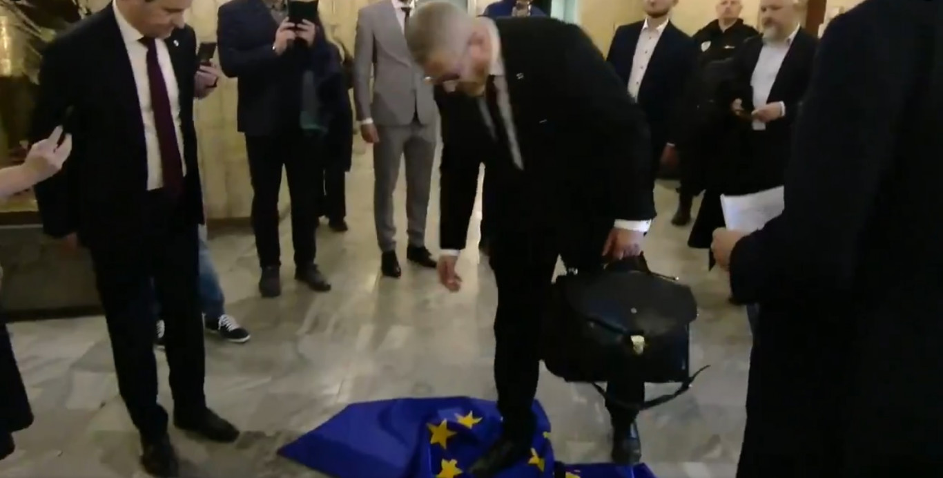 Egy szélsőjobboldali lengyel EP-képviselő letépett egy uniós zászlót, majd beletörölte a cipőjét