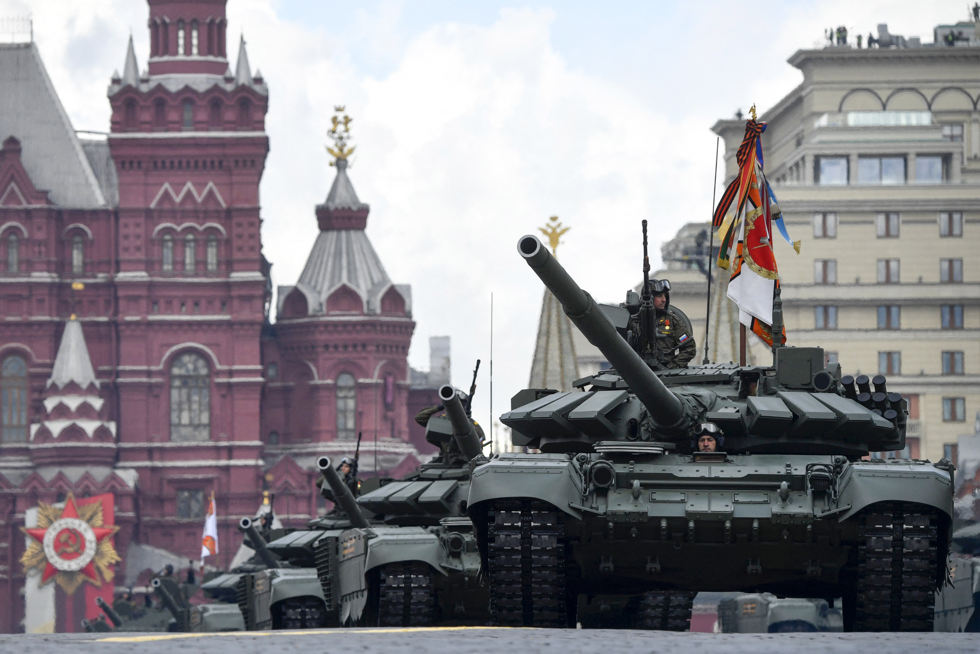 Katonai eszközök nélkül rendezik meg a győzelem napi katonai parádét Moszkvában