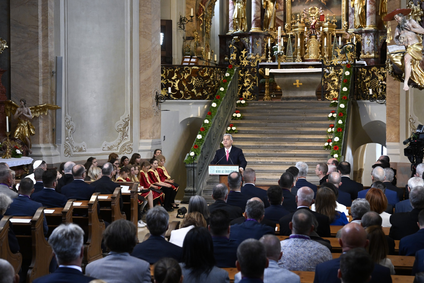 Orbán elismerően szólt a román szélsőjobboldali elnökjelöltről a tihanyi apátságban