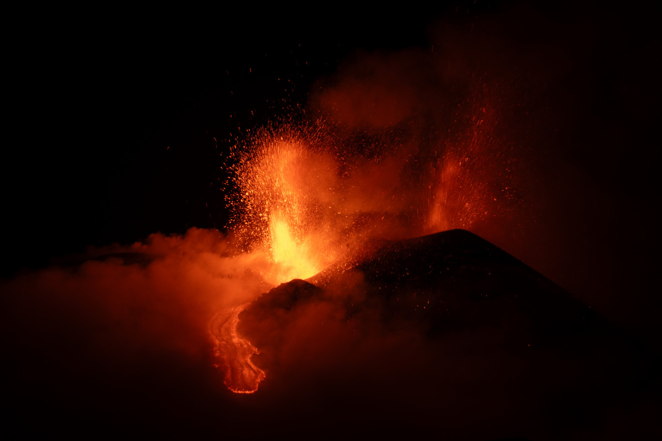 Látványos képeken az Etna vulkán hétfő esti kitörése