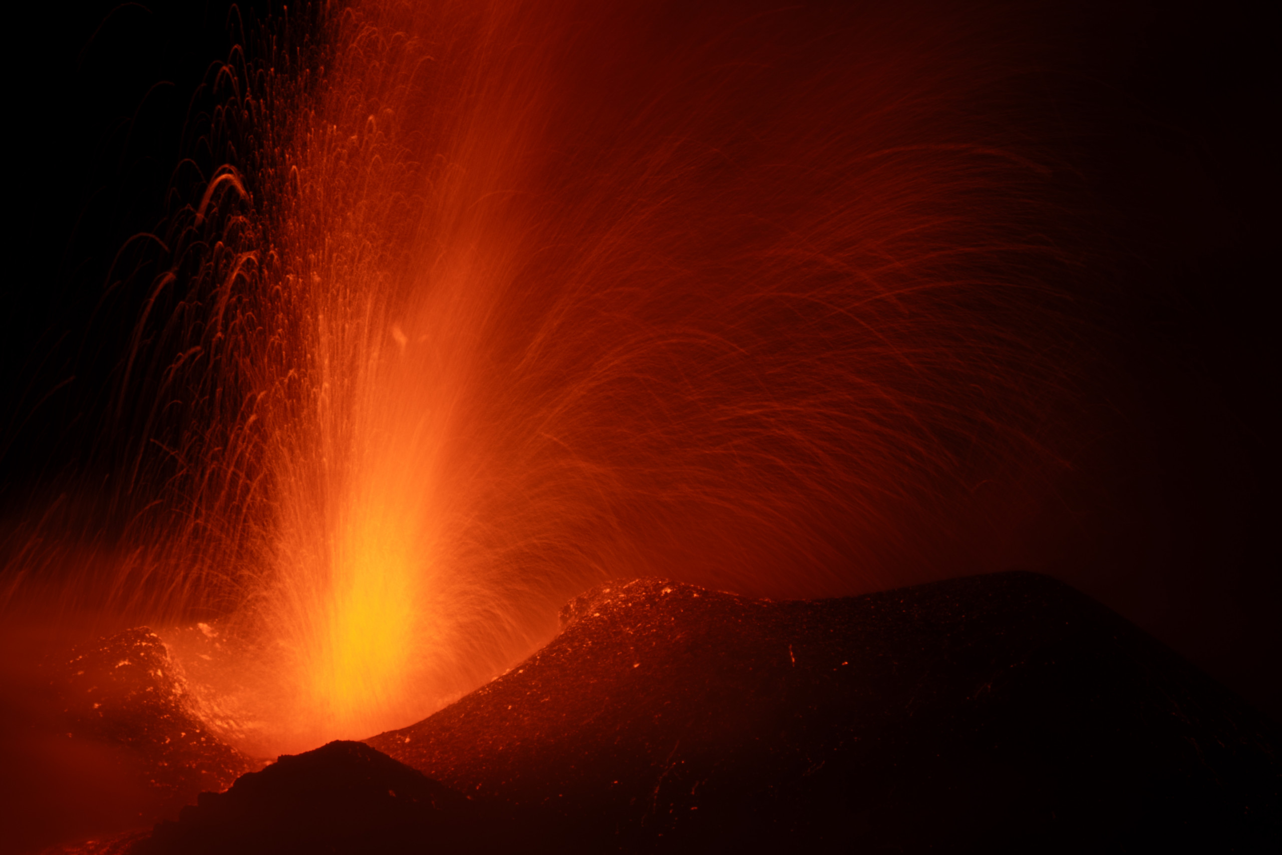 Látványos képeken az Etna vulkán hétfő esti kitörése