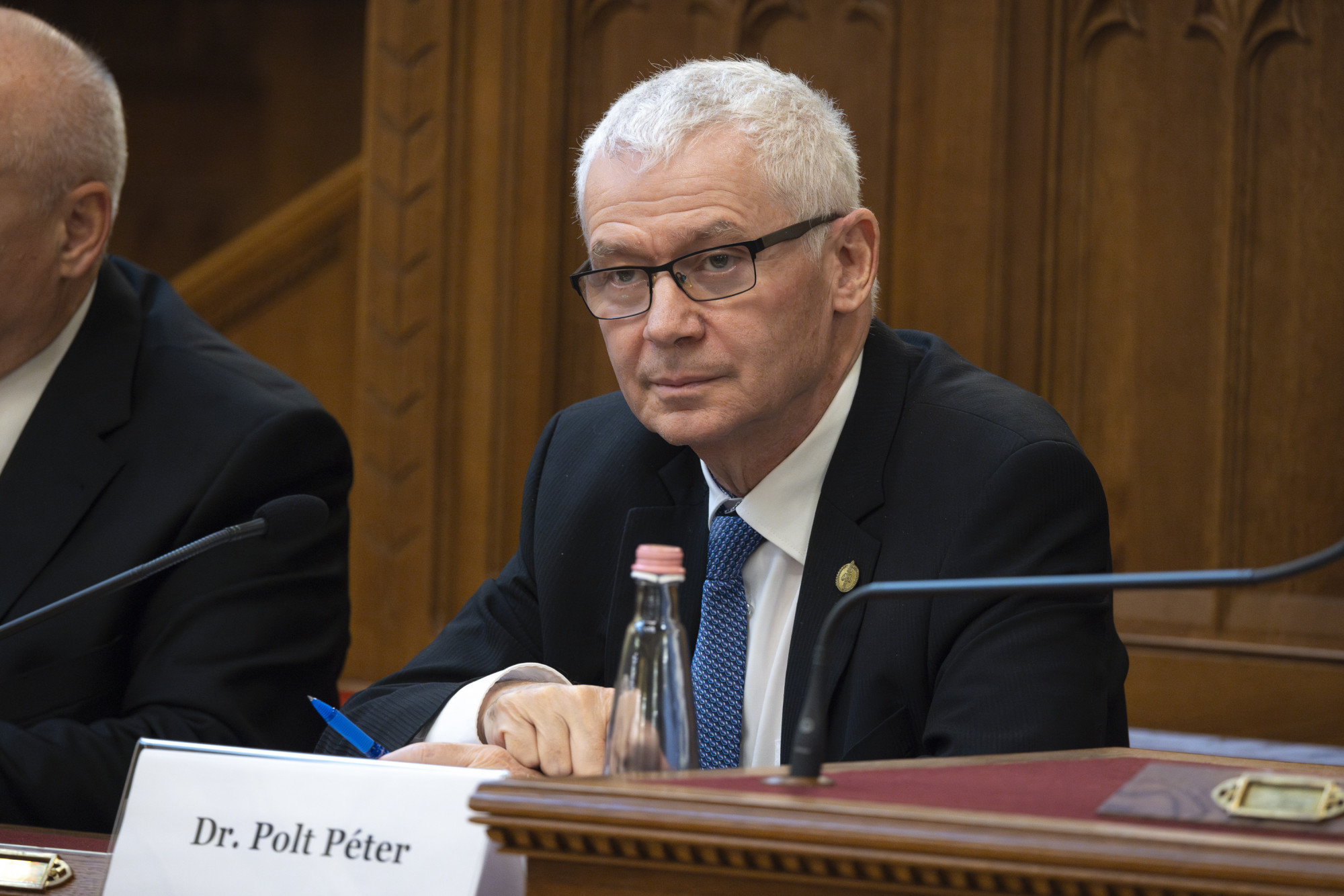 Megerősítette az Alkotmánybíróság, hogy az egyik alkotmánybíró lemondásra szólította fel Polt Pétert