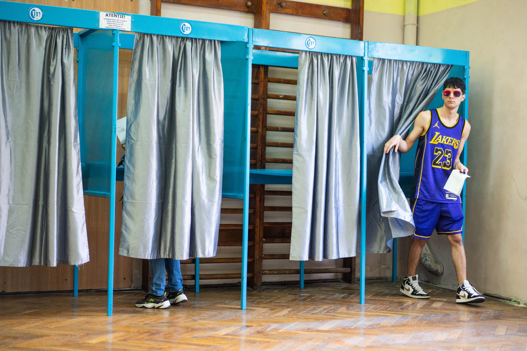 Magasabb a részvétel a romániai elnökválasztáson, mint legutóbb, Simion pártja már csalásról beszél