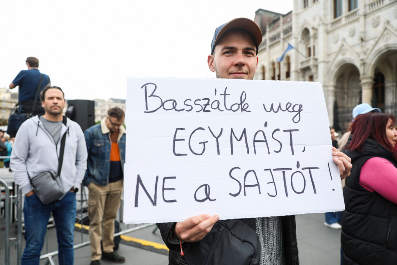 A szabad sajtó és civil szervezetek ellehetetlenítése ellen tüntetnek a Kossuth téren
