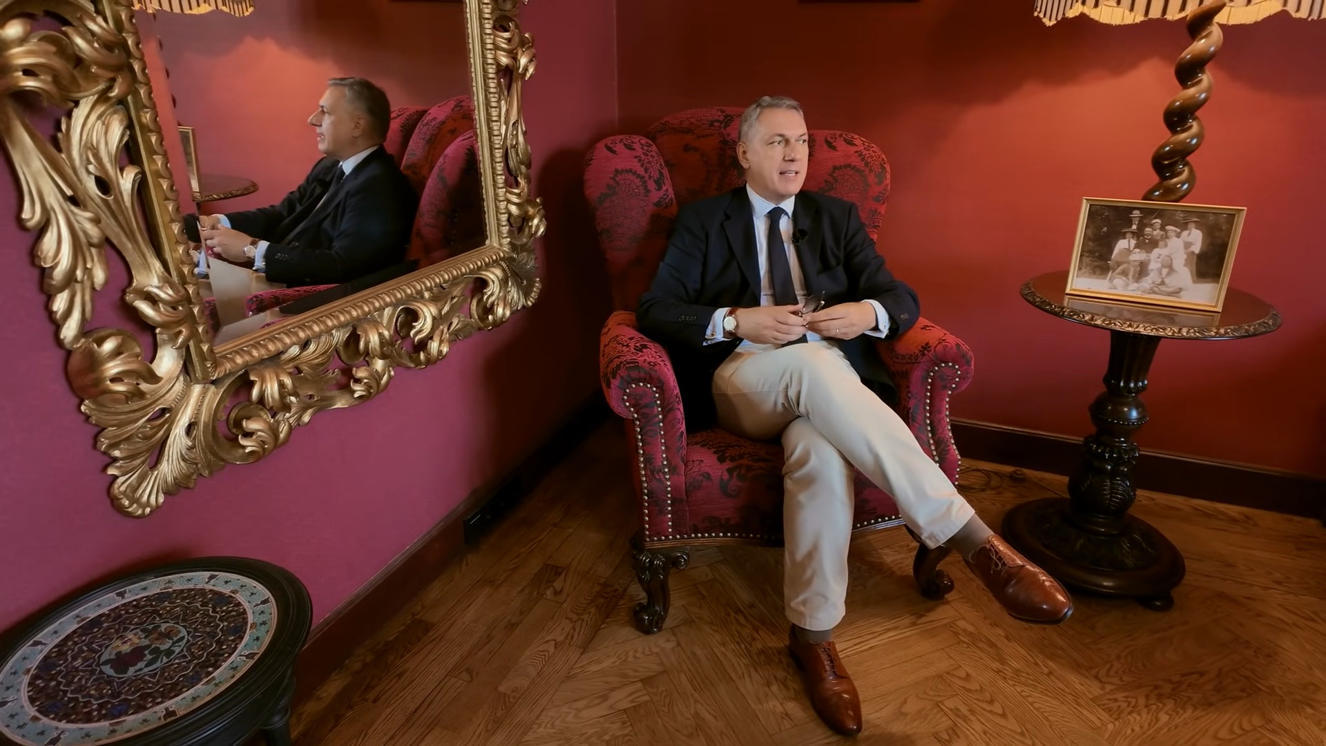 Saját, gyengeelméjű ultrahomofóbot alakító gyereke kérdezi alá Lázárt a videóban, ami szerint igenis betiltották a Pride-ot, mindenhol