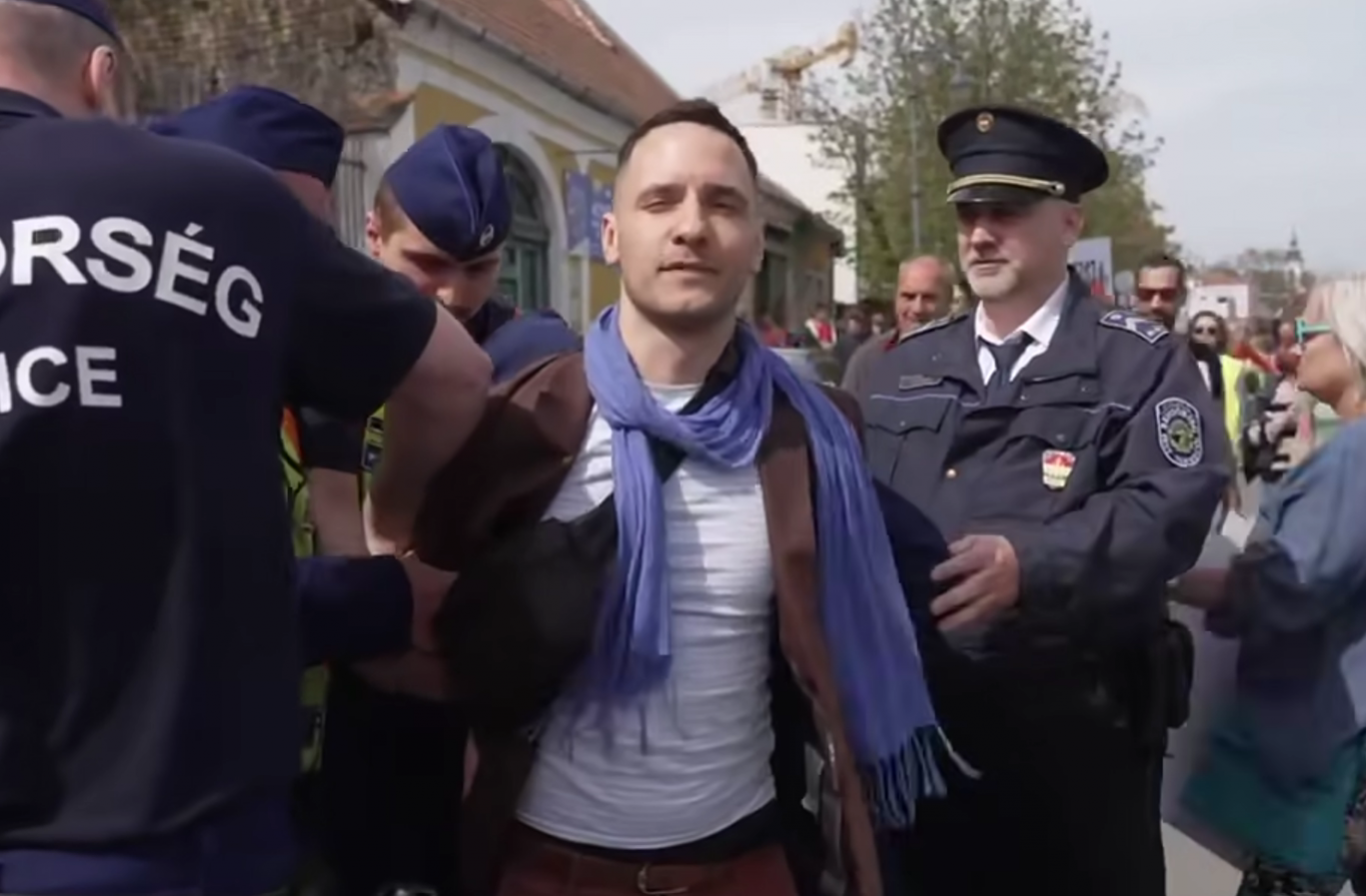 Már nem őrsparancsnok az a rendőr, aki intézkedett a Magyar Péter rendezvényét megzavaró megafonos exlelkész ellen