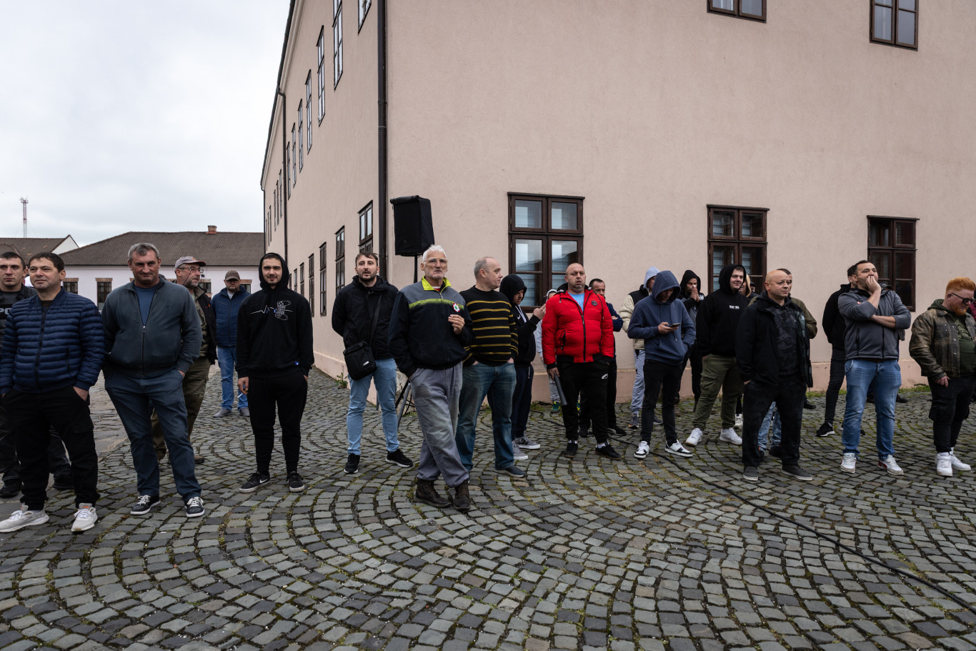 Ellentüntetők is várták Magyar Pétert a nagyváradi várban