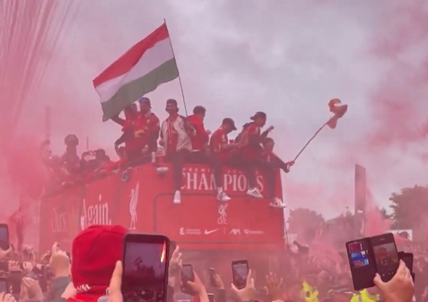 Szoboszlai Dominik a magyar zászlót lengette a Liverpool angol bajnoki címét ünnepelve