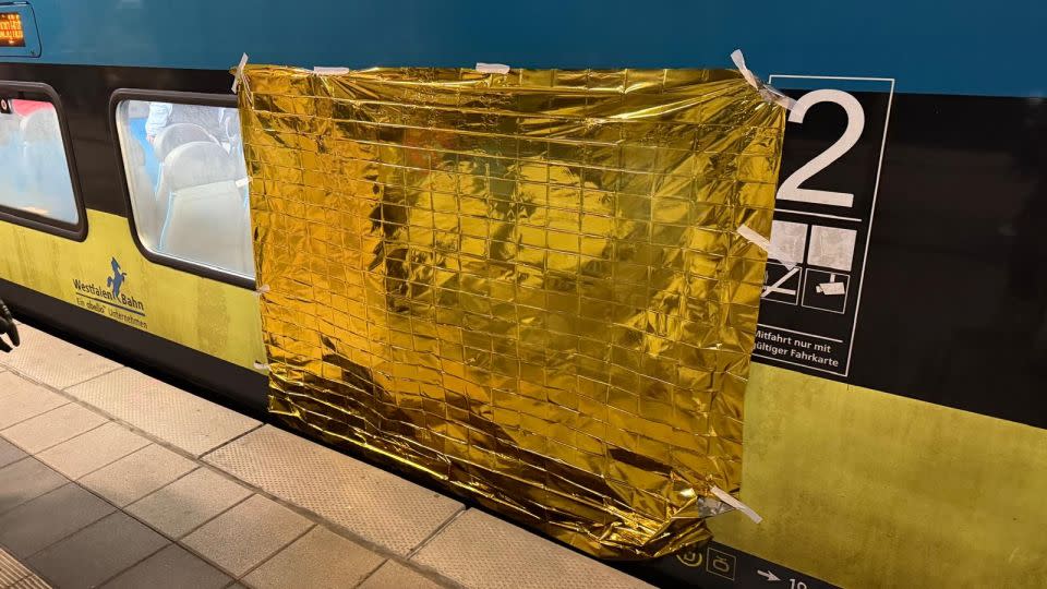 Tűzoltók szabadították ki a férfit, aki beszorult a vonatülés karfája alá, miközben a füllhallgatóját kereste