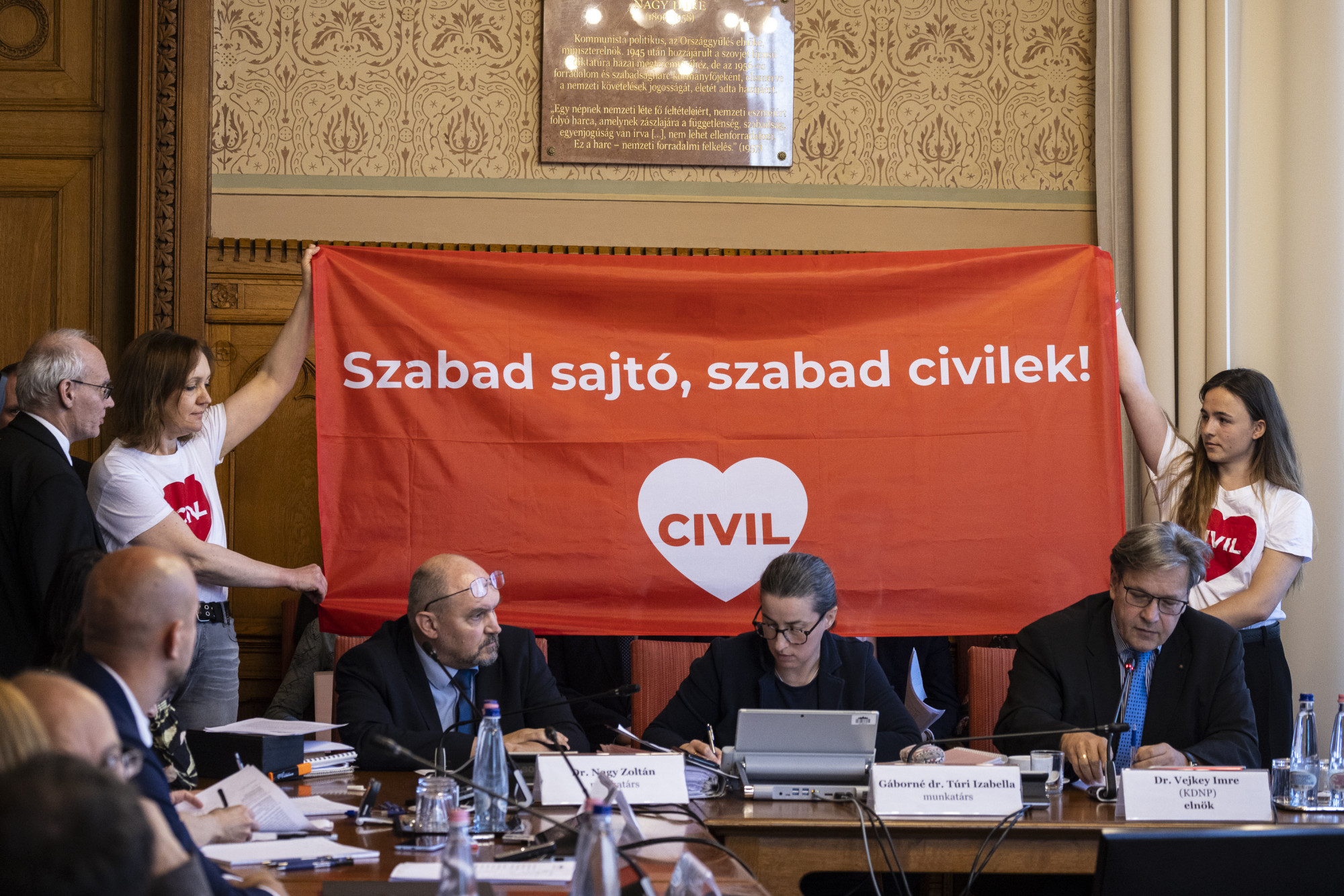Civilek tiltakoztak a parlamenti bizottság ülésén, de ettől még simán átment a nagytakarítási törvény szigorítása