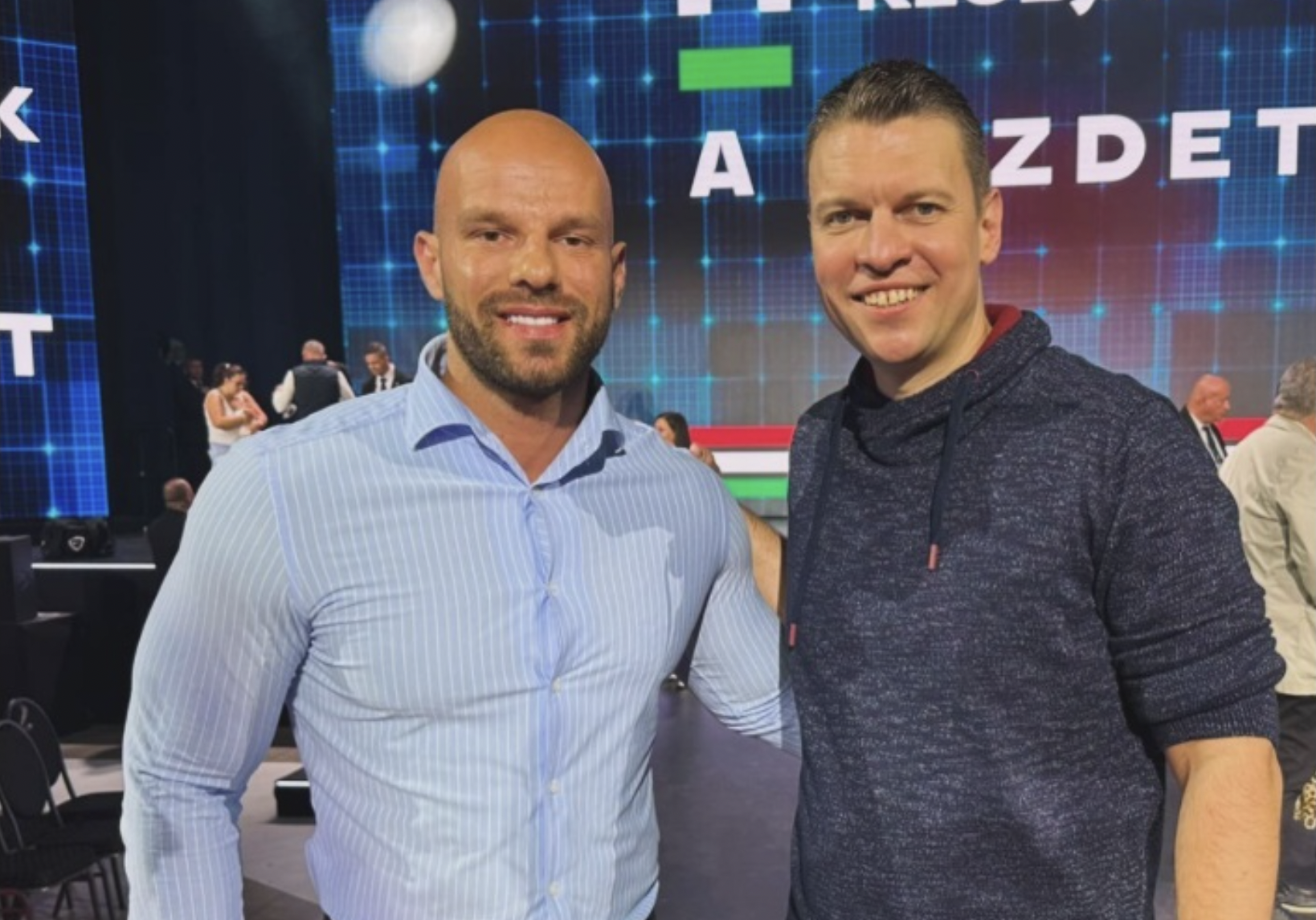 Menczer Tamással fotózkodott egy korábban időseket lehúzó banda feje