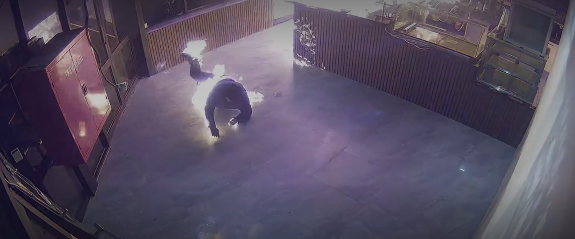 Videón a férfi, aki fel akart gyújtani egy éttermet, de közben saját magát is lángra lobbantotta