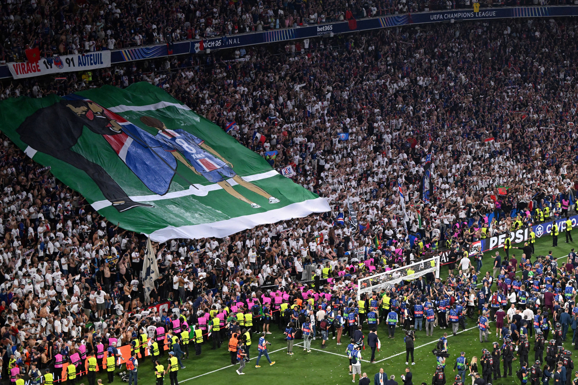 A Paris SG szurkolói óriásmolinóval emlékeztek meg Xanáról, a győztes PSG-edző elhunyt lányáról