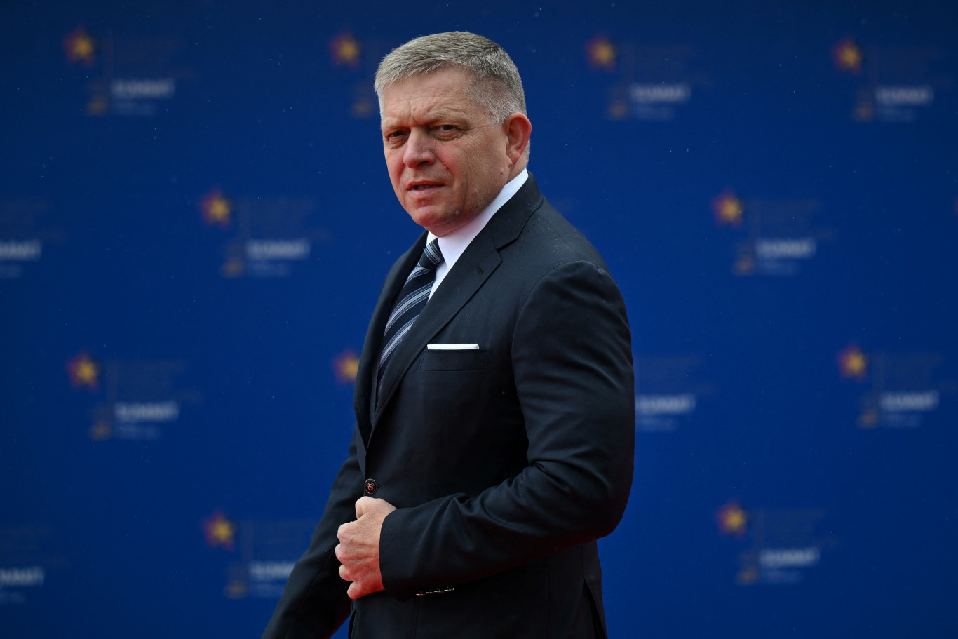 Lemondták Robert Fico középiskolai előadását, miután az épület előtti járdára valaki felfestette, hogy „Fico áruló”