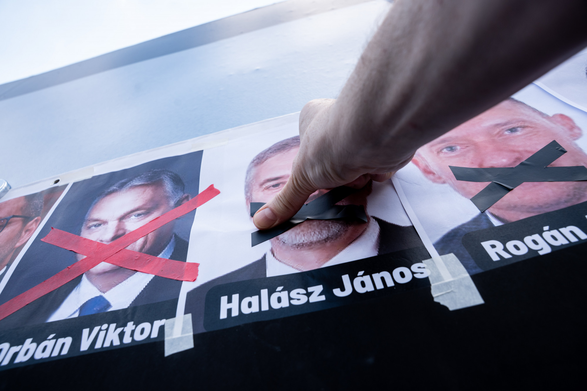 Néma menettel tiltakoztak a civilek az „átláthatósági” törvény ellen, ami erősebbnek hatott, mint a kismillió „Orbán takarodj”