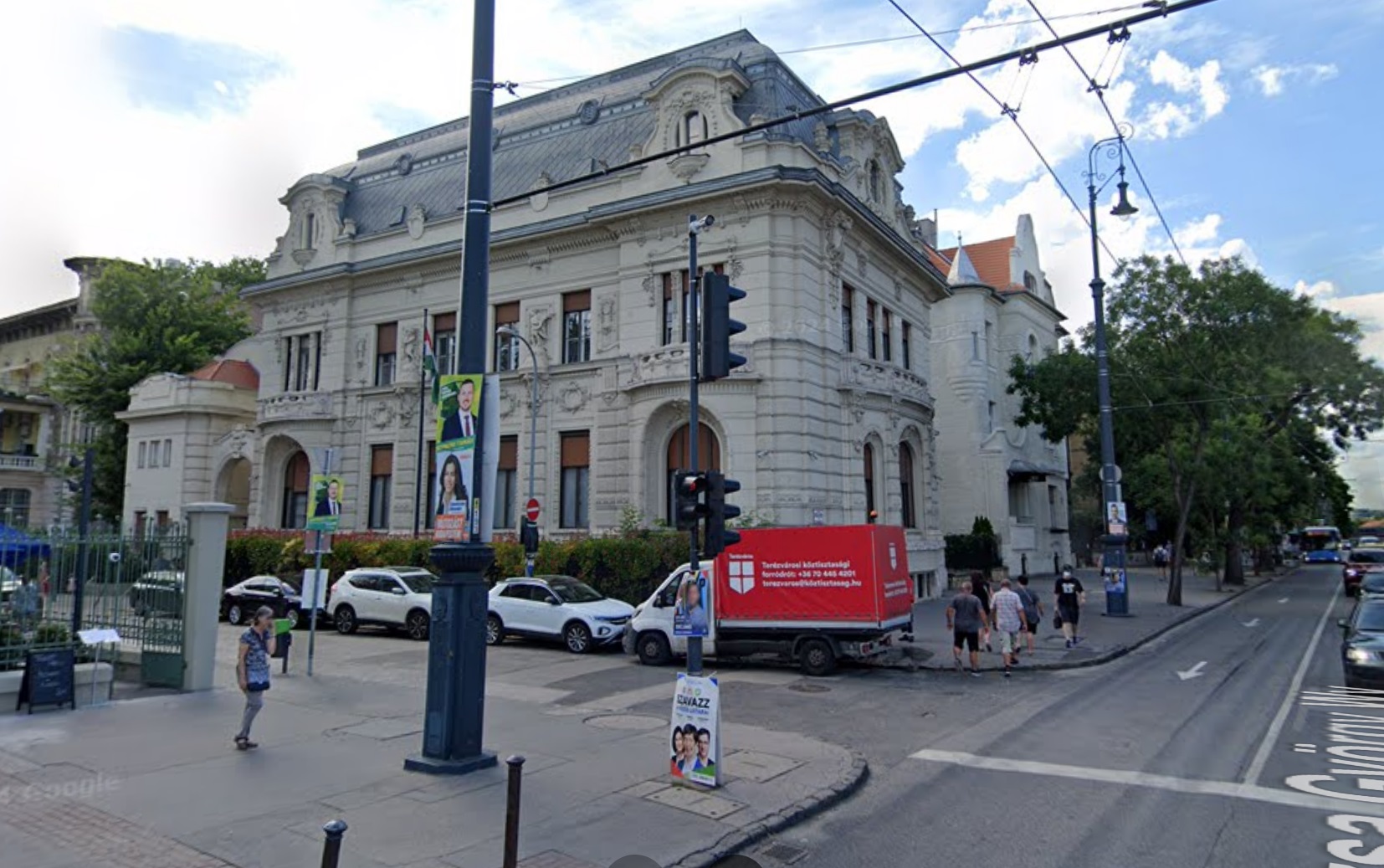 Egy aktatáska miatt vonultak a Fidesz-székházhoz a tűzszerészek