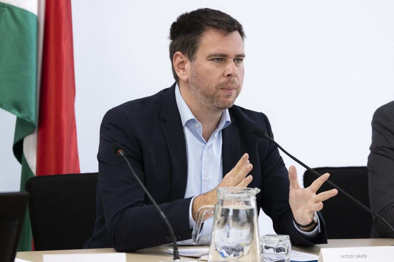 Vitézy Dávid: Pályafelújítás helyett a budik rendbe tétele a cél, Lázárék csalnak a késési adatokkal
