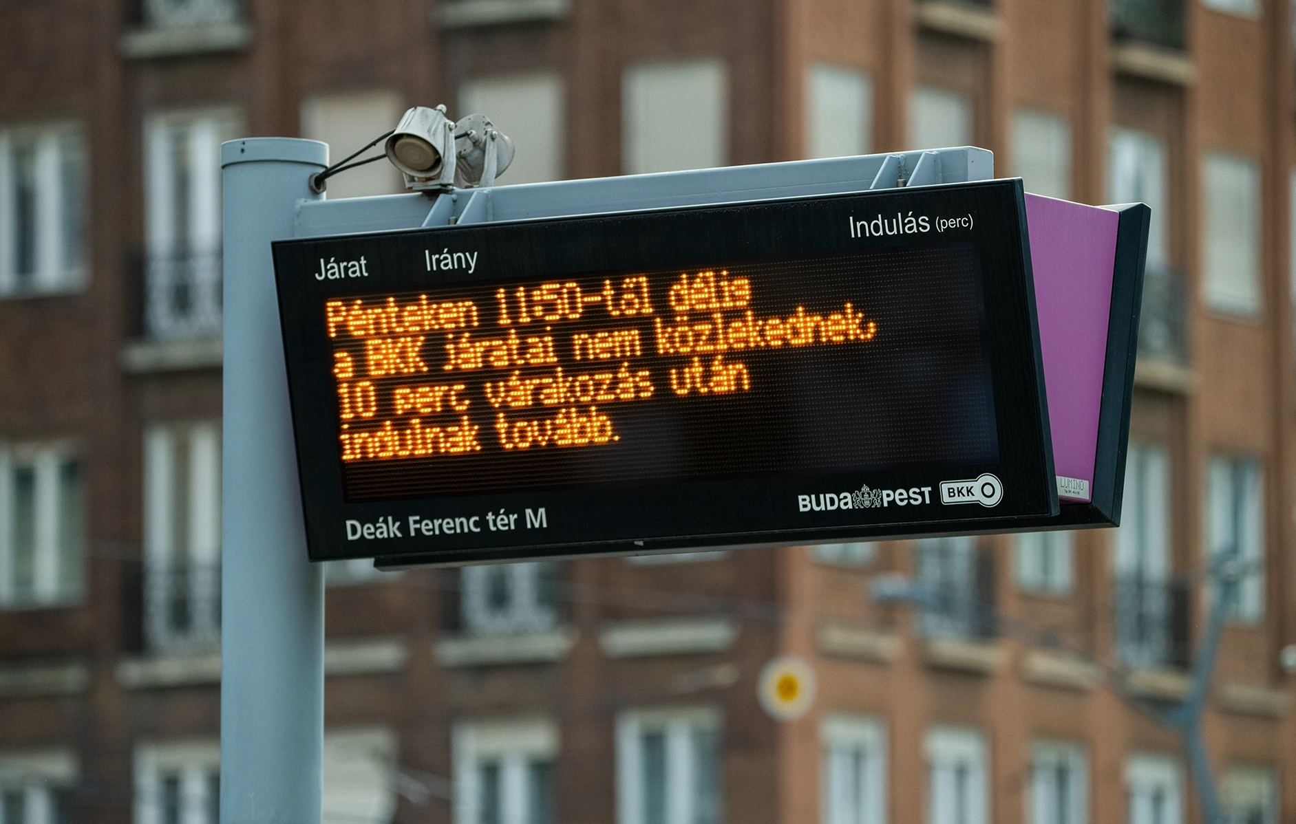 Senki ne feledje: ma 11:50 és 12:00 között leáll Budapesten a közösségi közlekedés