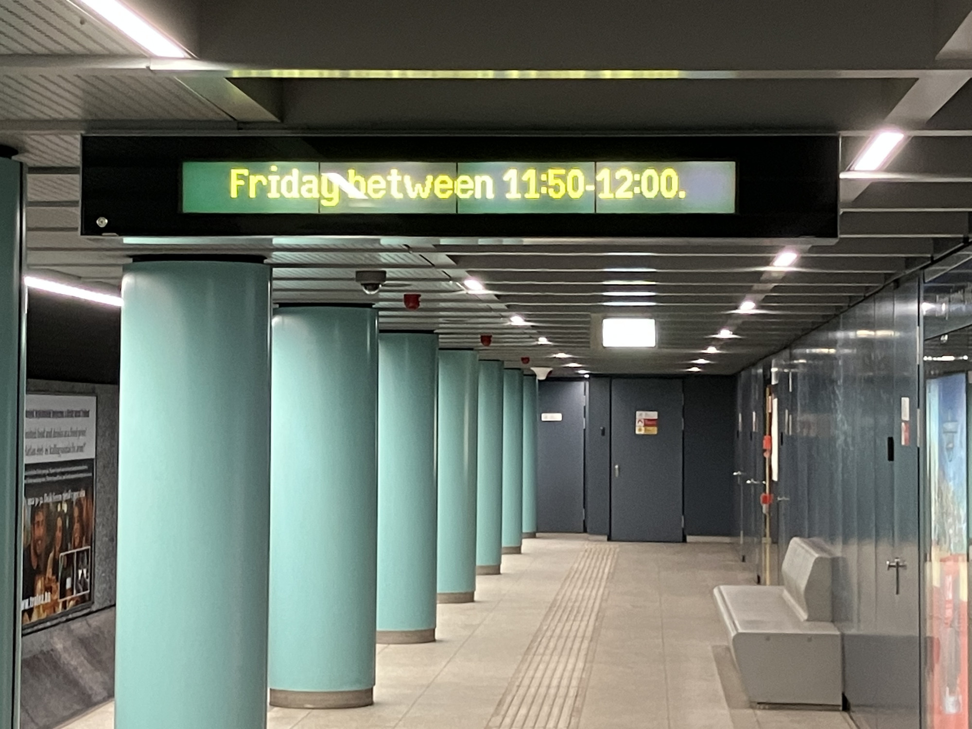 Saigon elestekor érezhették azt a népek, amit én az Arany János utcai metróállomáson 11:48-kor