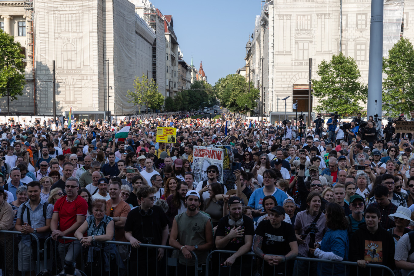 Friss hírek: A sajtót és a kritikus civil szervezeteket ellehetetlenítő törvényjavaslat ellen tüntetnek a Kossuth téren. A Fidesz váratlanul elnapolta a törvény megszavazását.