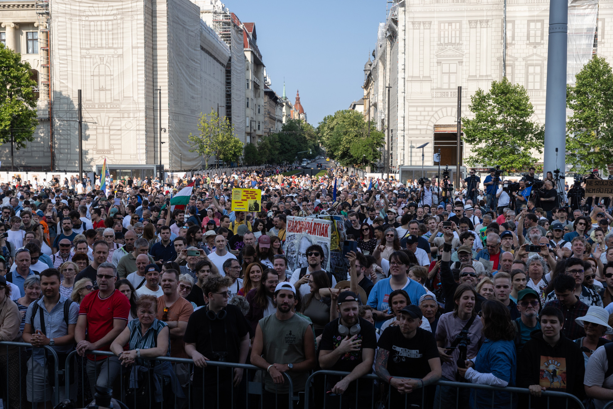 A putyinizálódás ellen tüntetnek a Kossuth téren