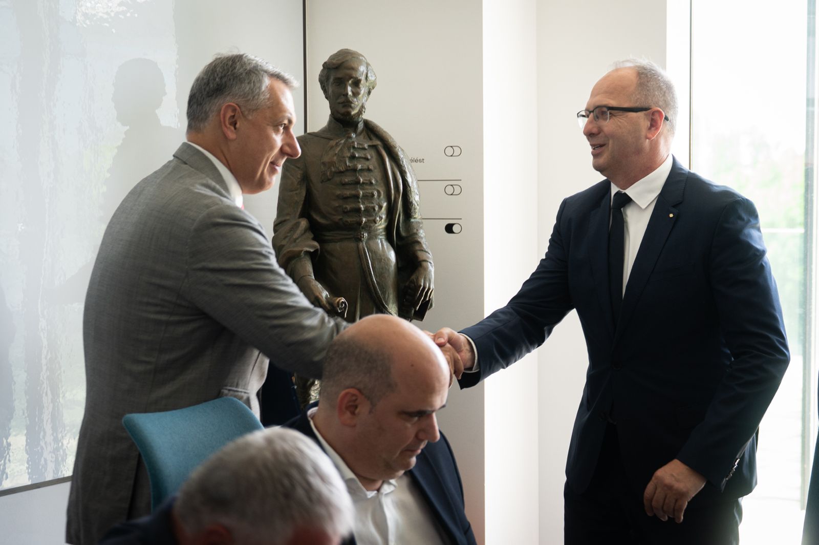 Lázár szerint aki őt akarja ütni, az állandóan a vasutasokat és a buszosokat találja el