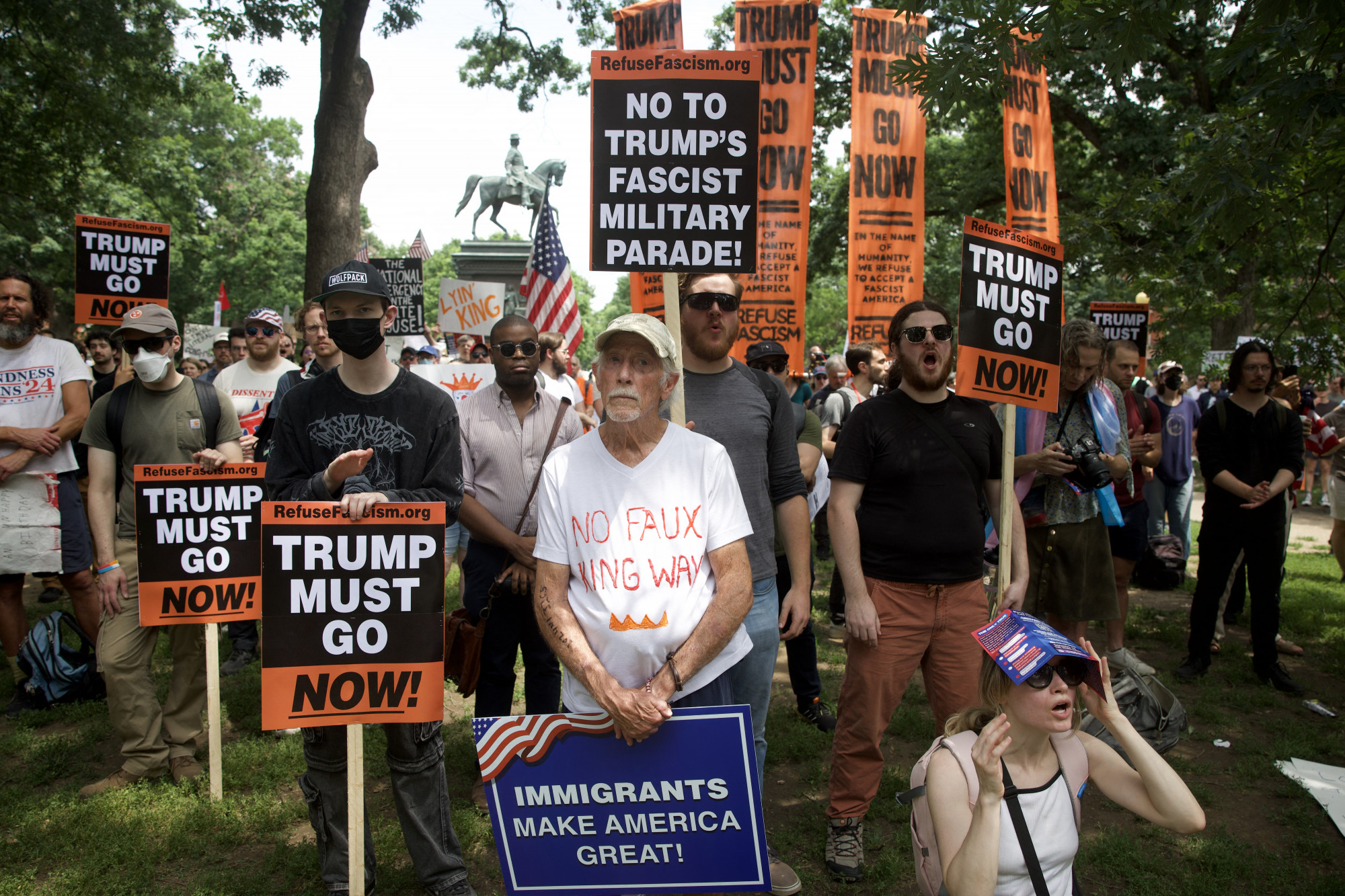 Országszerte tiltakoznak Trump katonai parádéja ellen, amit épp az elnök születésnapján rendeznek