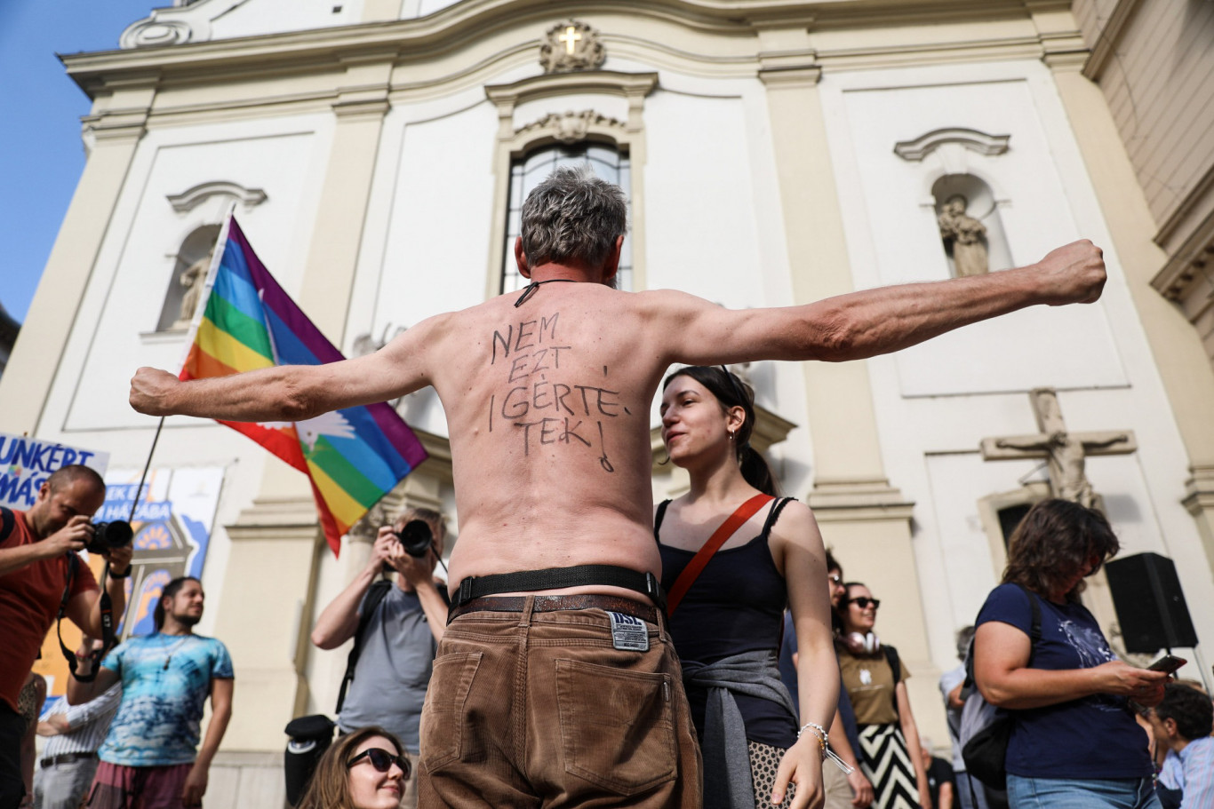 Friss hírek: Várhatunk-e önvizsgálatot és önfeláldozást a társadalomtól? Az autoriter rendszerek bukása után  többnyire nem a nagy kibeszélést követő megtisztulás jön, hanem a kompromisszum. Ha az NVVH teljesítményét azon próbáljuk lemérni, hogy megtisztult-e tőle a nemzet, akkor biztosan megbukik.