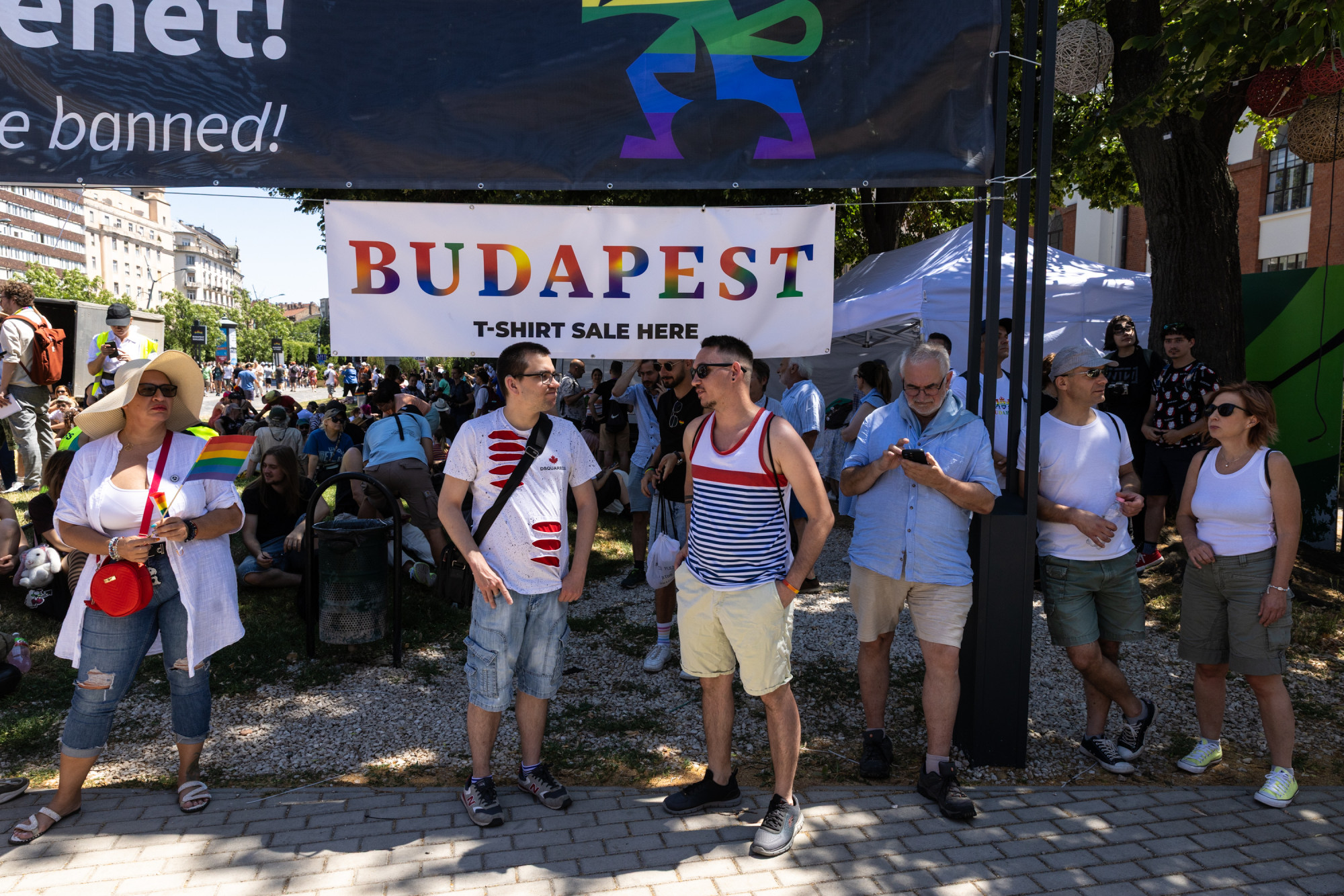 Gyülekeznek az emberek a Városháza Parkban, rövidesen indul a Budapesti Büszkeség menete