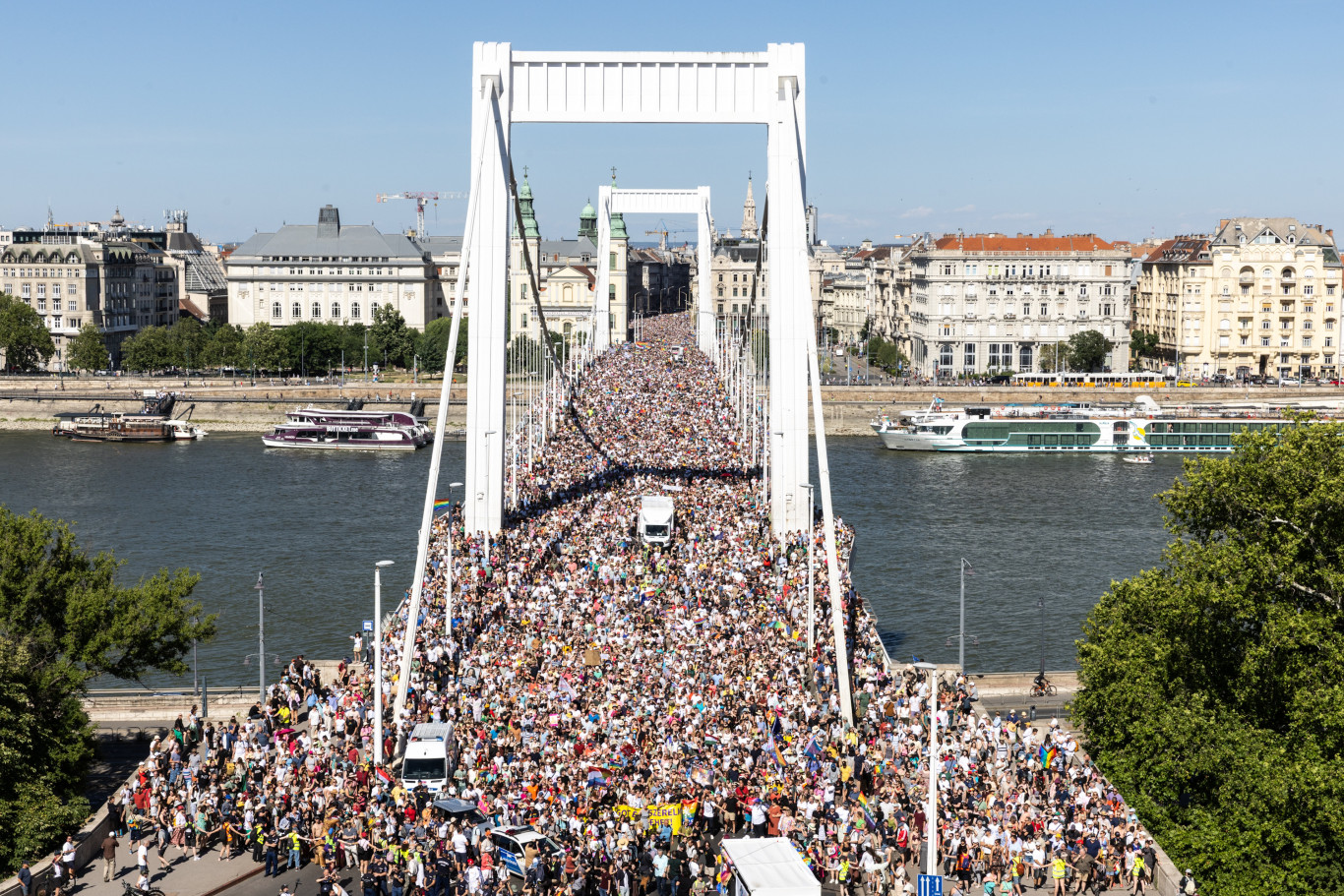 A Fidesz egyre mélyebbre ássa magát a Pride-magyarázatokkal