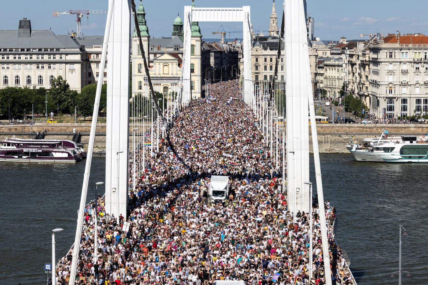 Budapest Pride új útvonala: A tömeg az Erzsébet hídon vonult át