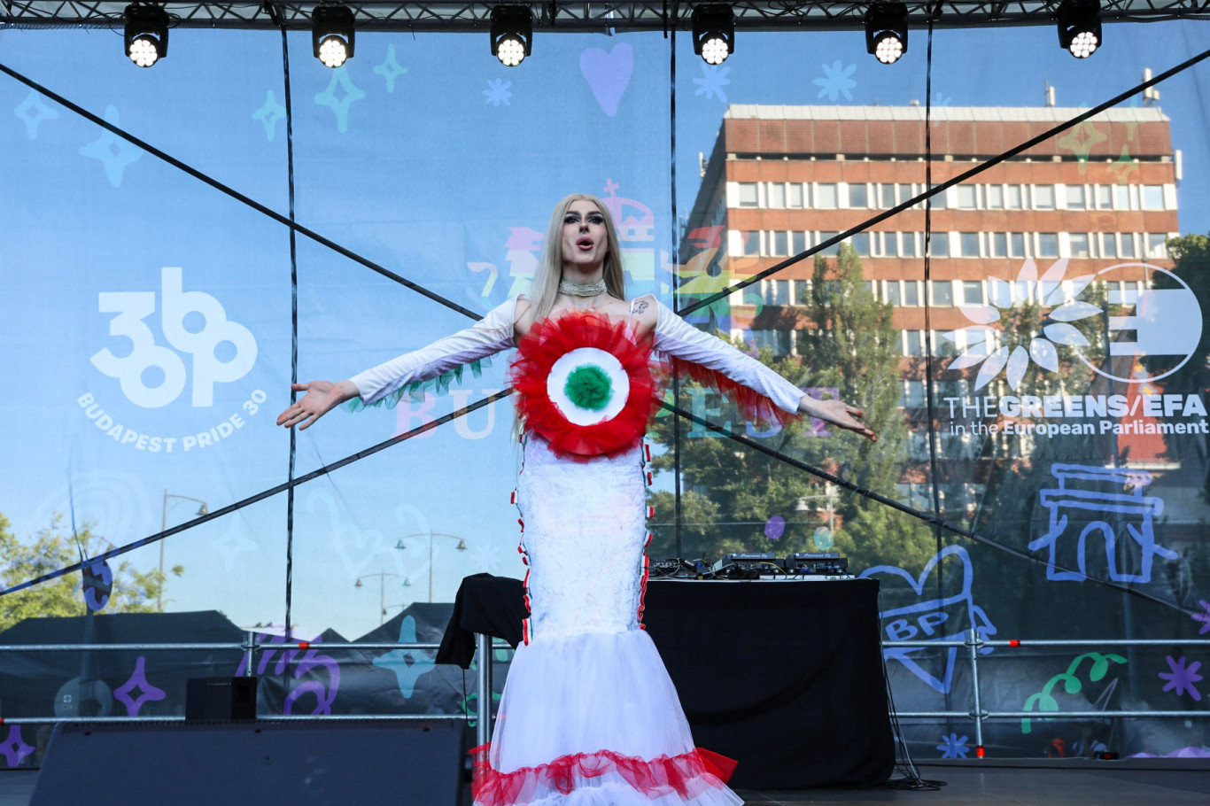 Elkenősen határolódik el a Quimby, amiért összeprájdozták a Most múlik pontosant, a Csík énekesnője egyenesen jelzi, hogy fel van háborodva