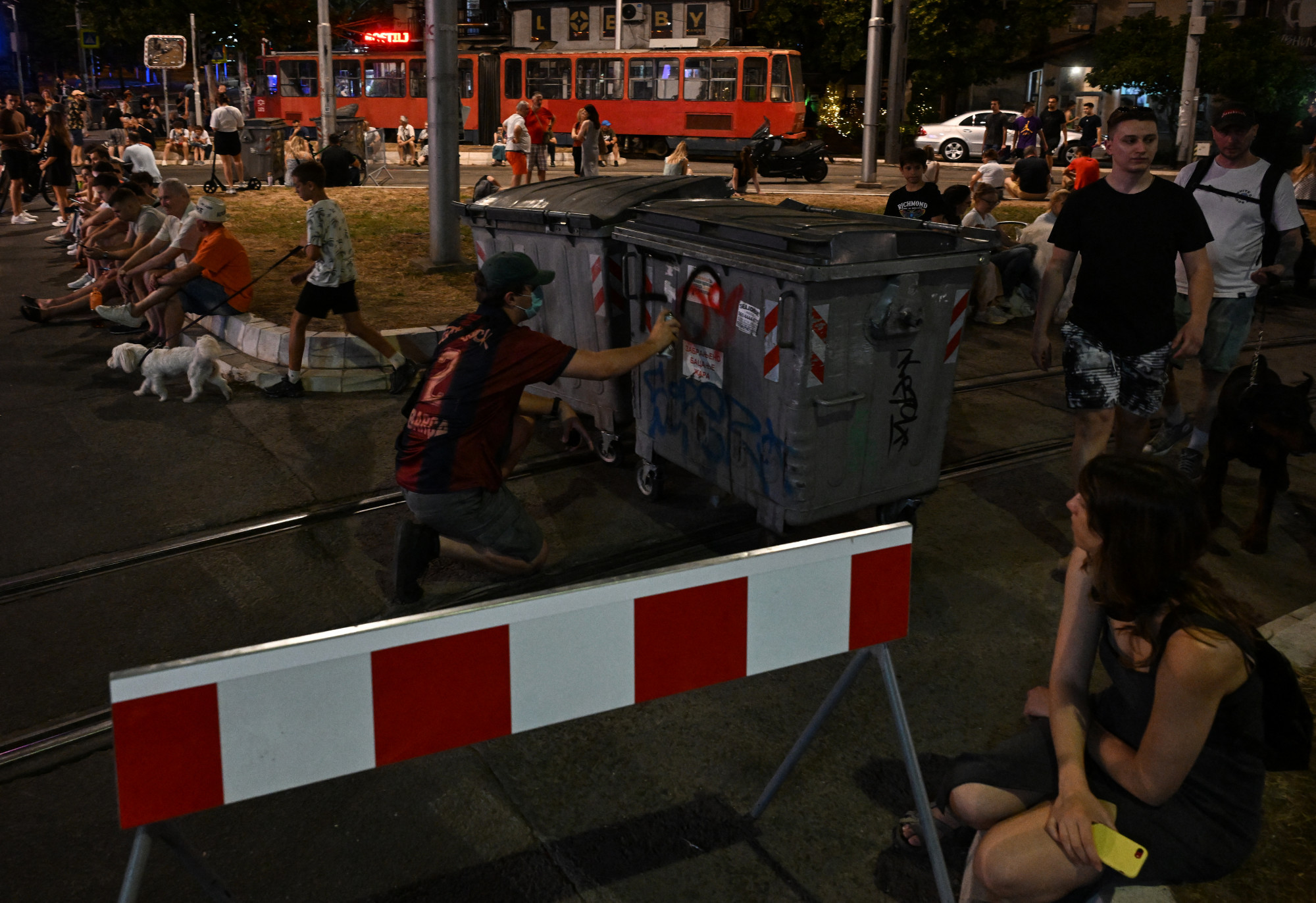 Terepjárókkal verték szét a tüntető diákok belgrádi blokádjait a szerb rendőrök