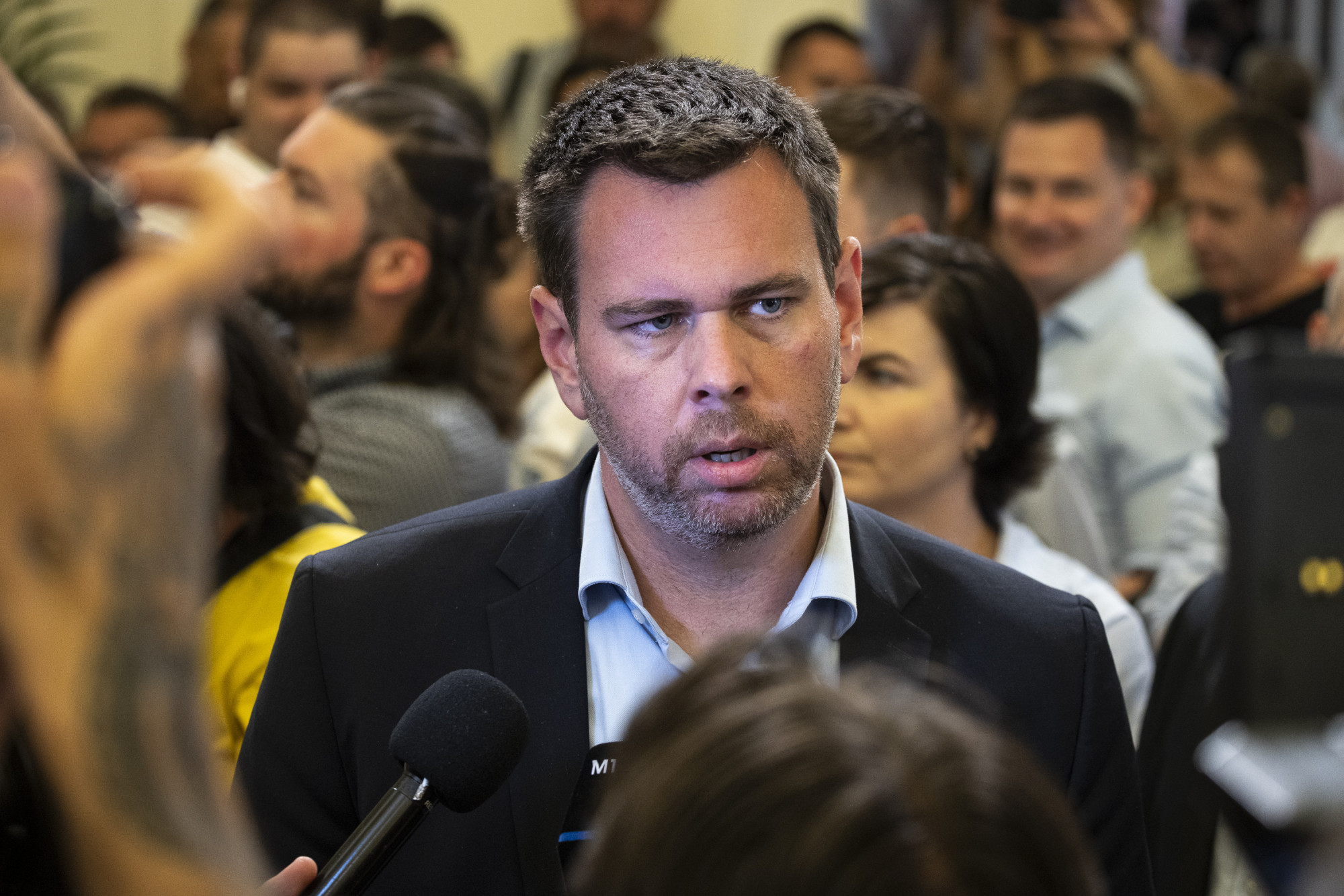„Tónis sztorik” vannak Vitézy szövegében, mondja a céges kocsik miatt támadott Mártha Imre