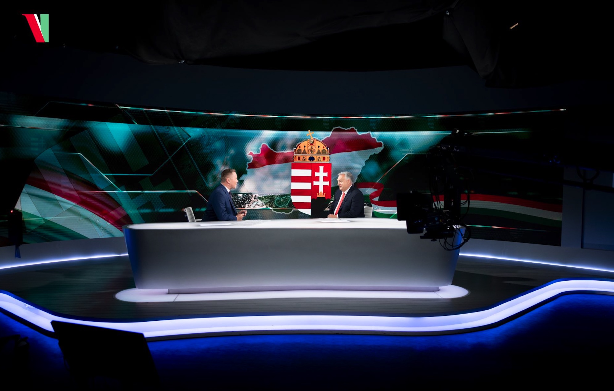 „Jól áll önnek ez a szerep, nem tudtuk, kiváló újságíró lenne, miniszterelnök úr”