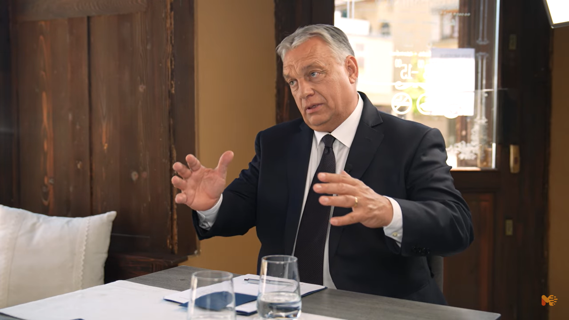 Orbán újból elmondaná a magyarellenes Simionnak kampányoló beszédét, mert a románokkal együtt kell működni